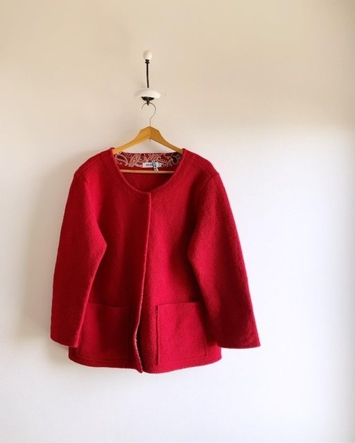 少し大きめ赤のかわいいコート 内側にちらっと見える模様がおしゃれです  日本のクリーニング済み  サイズ(cm) 着丈64、身幅64 ヨーロッパのLサイズ  11/9店頭に持って行きます