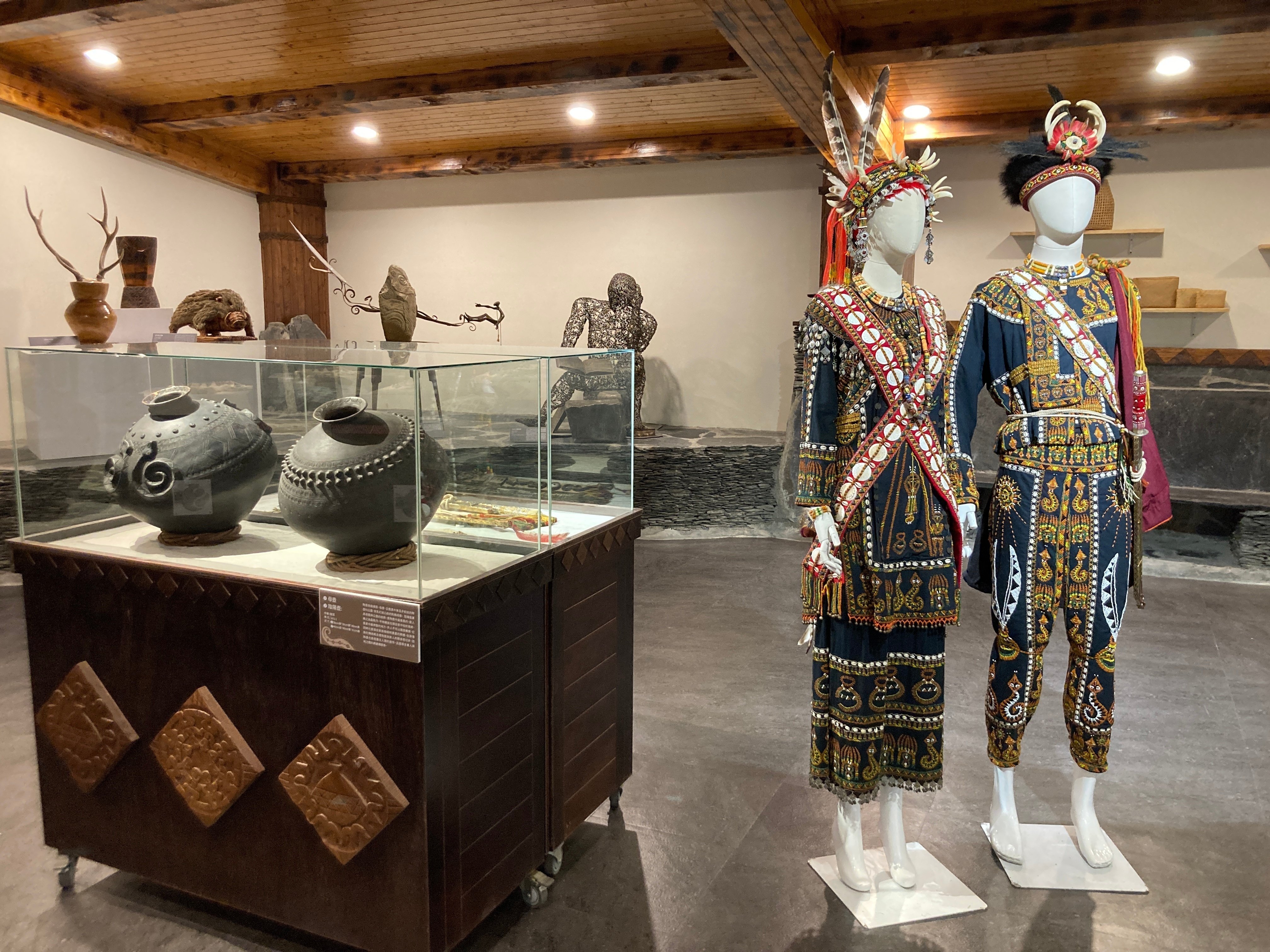 映画「海角七号」で世に広まったパイワン族の“トンボ玉づくり”を体験