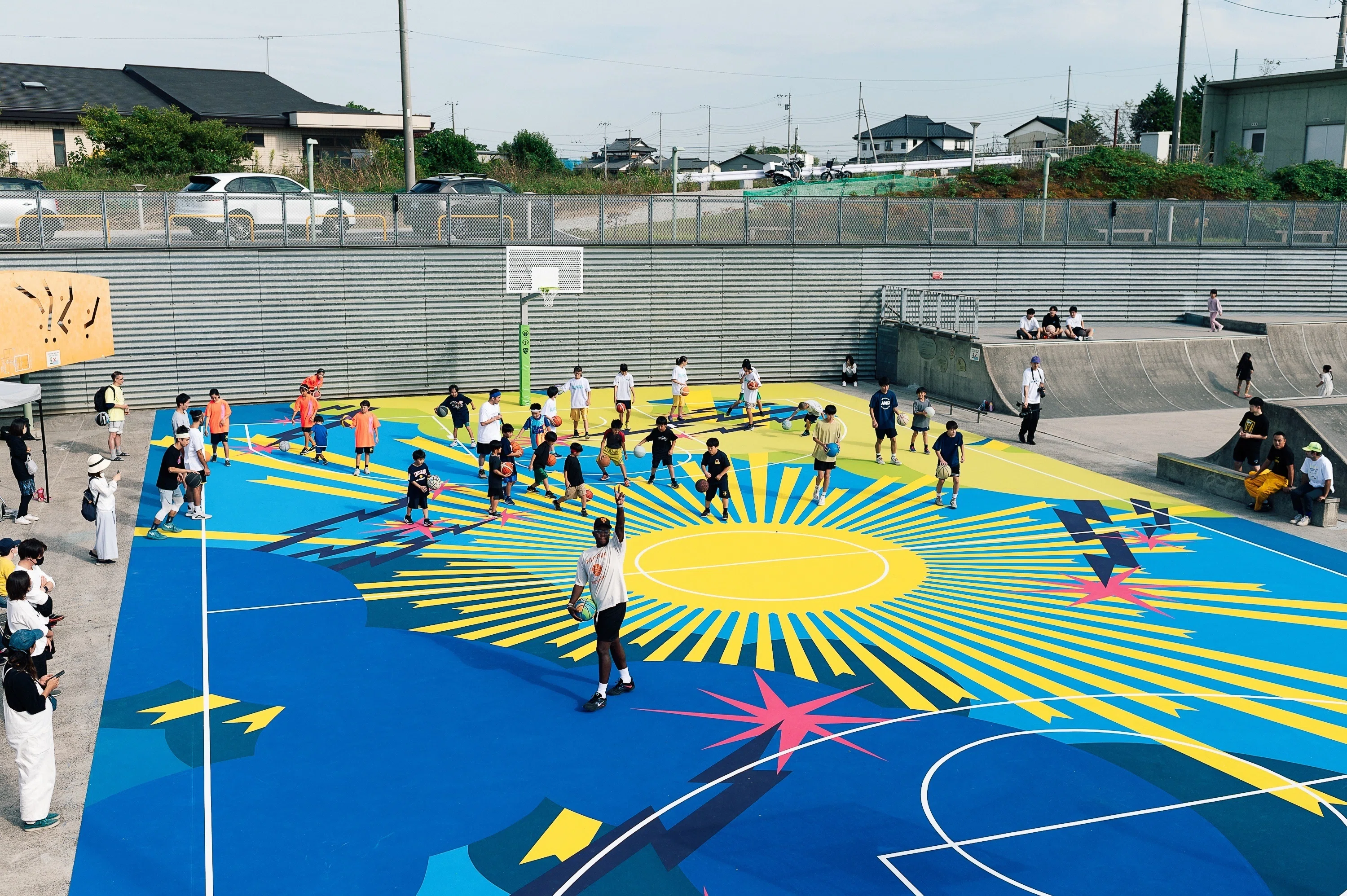 斬新なアートで彩られたバスケットコートが埼玉県吉川市にオープン