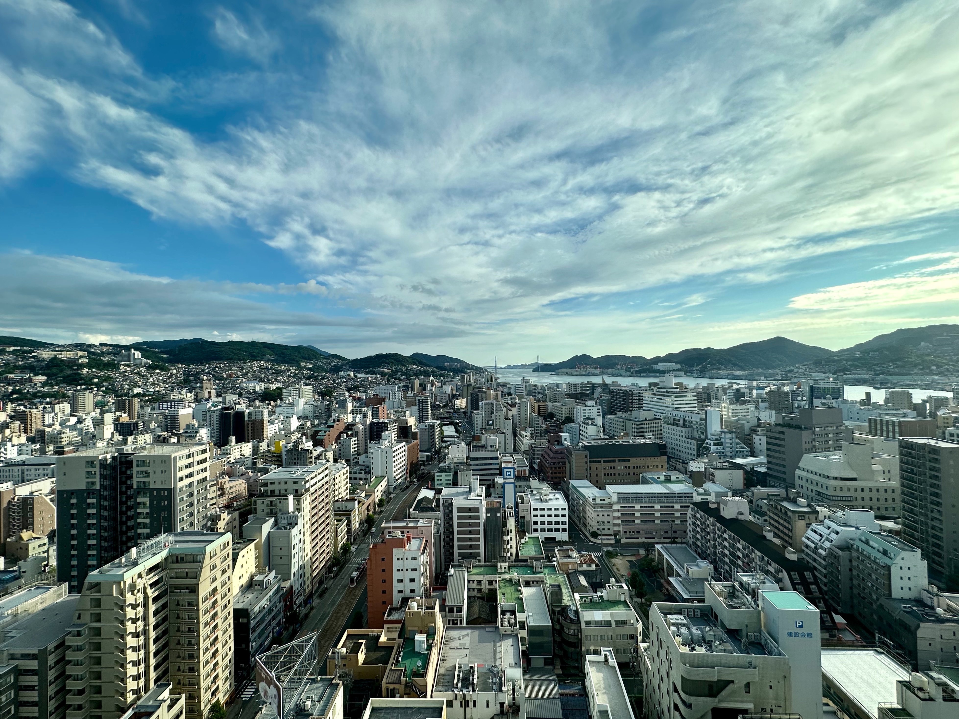 長崎―記憶の風景とその表象 広大な岩盤に刻まれた波の記憶と“日本一小さな公園” 松島西岸の