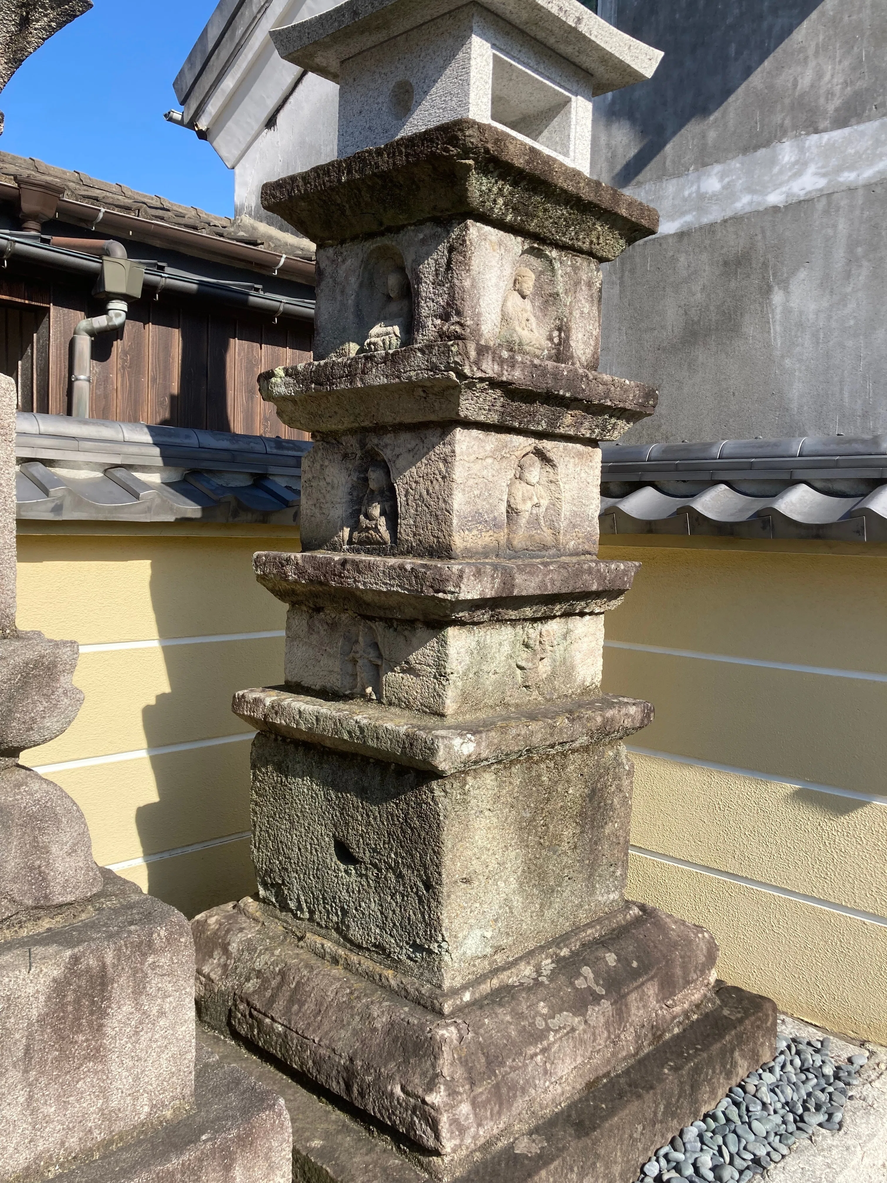 中国・四国・九州地方の石造物㉖：恵光院層塔、附・馬頭観音堂薩摩塔