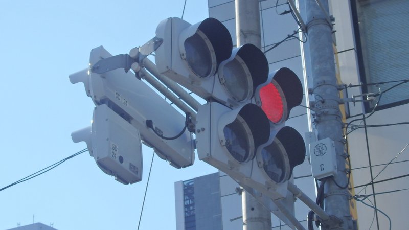 さいたま市大宮区桜木町にある信号電材薄型面拡散ユニット+斜め右矢印・右折矢印灯