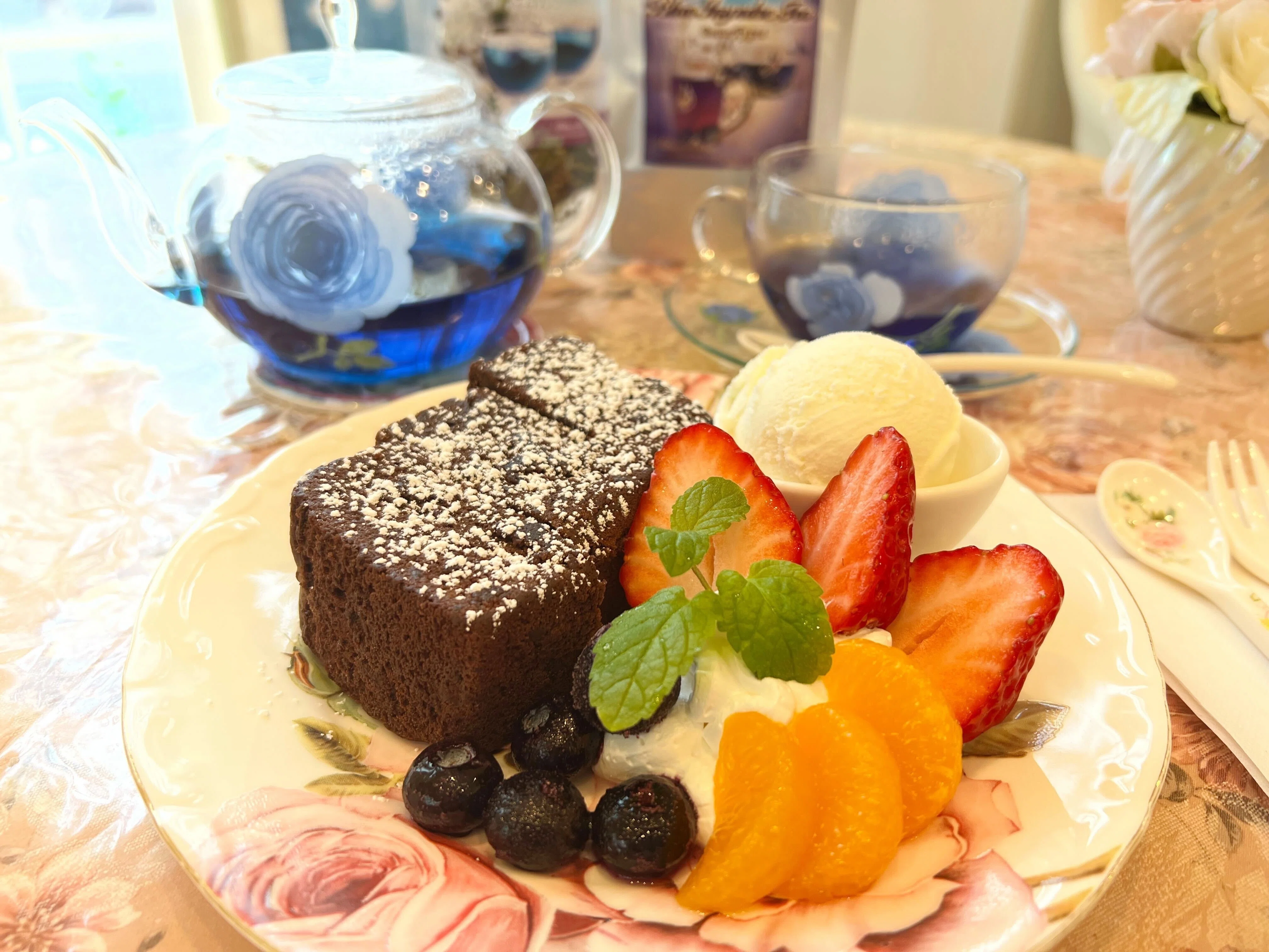 青いハーブティーでほっ アートカフェShu～シュウ～｜東松島市小松