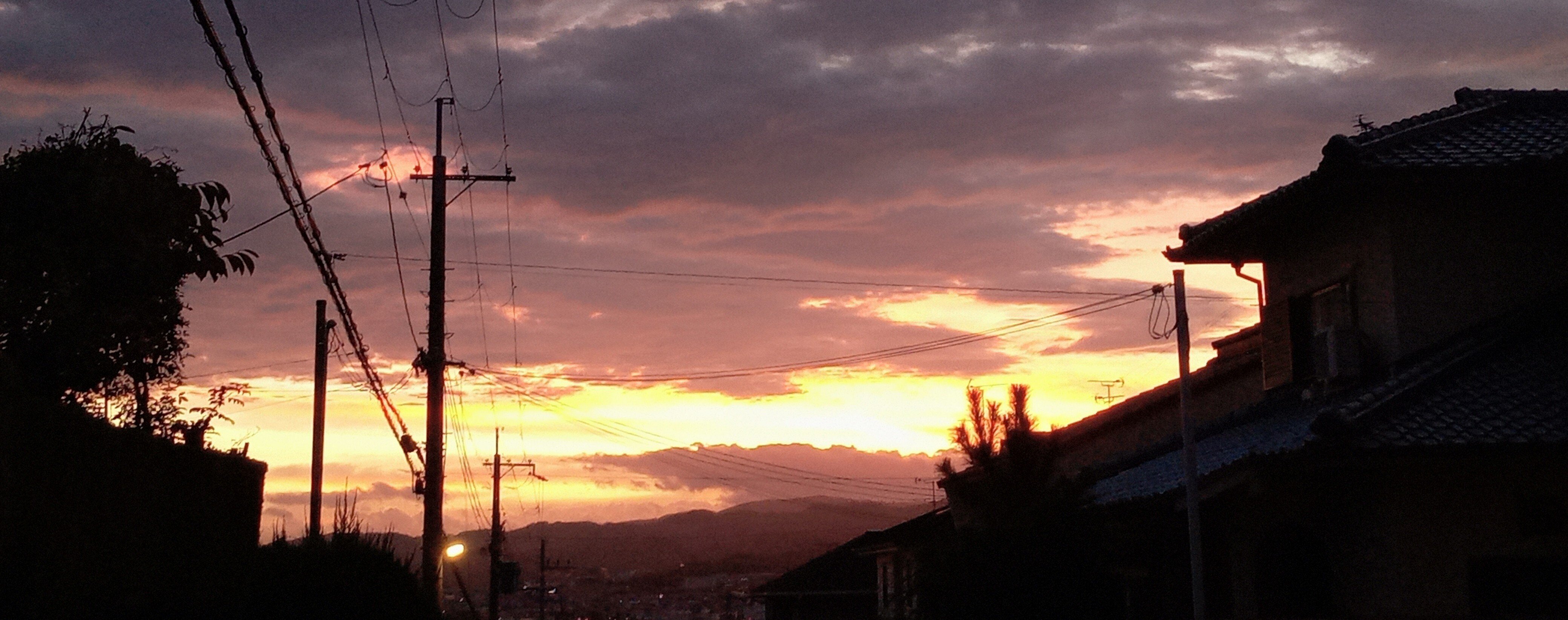 朝と夜が溶け合う時間に、朝焼けをながめる｜たまき あまね