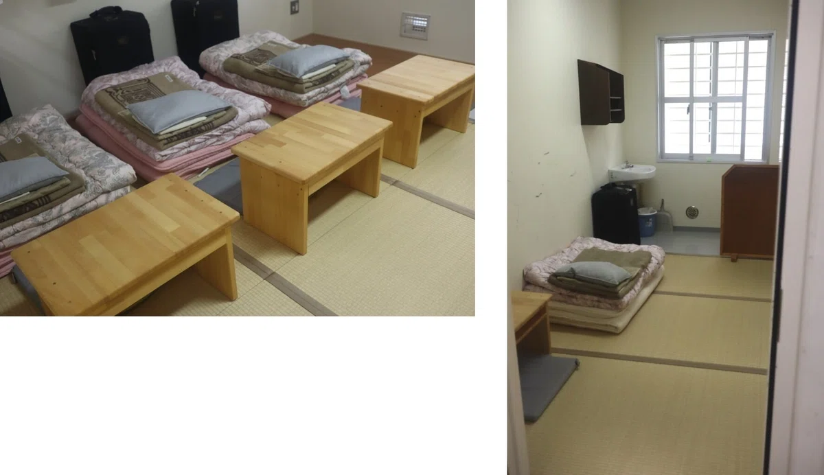 受刑者の実際の居室を再現した刑務所の模擬居室（共同室と個室）