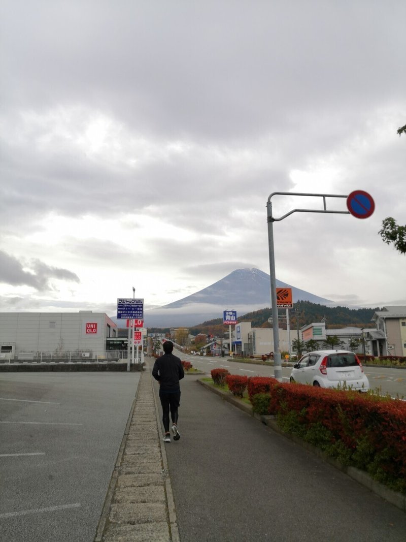 朝ラン中に道路の向こうに見えた富士山
