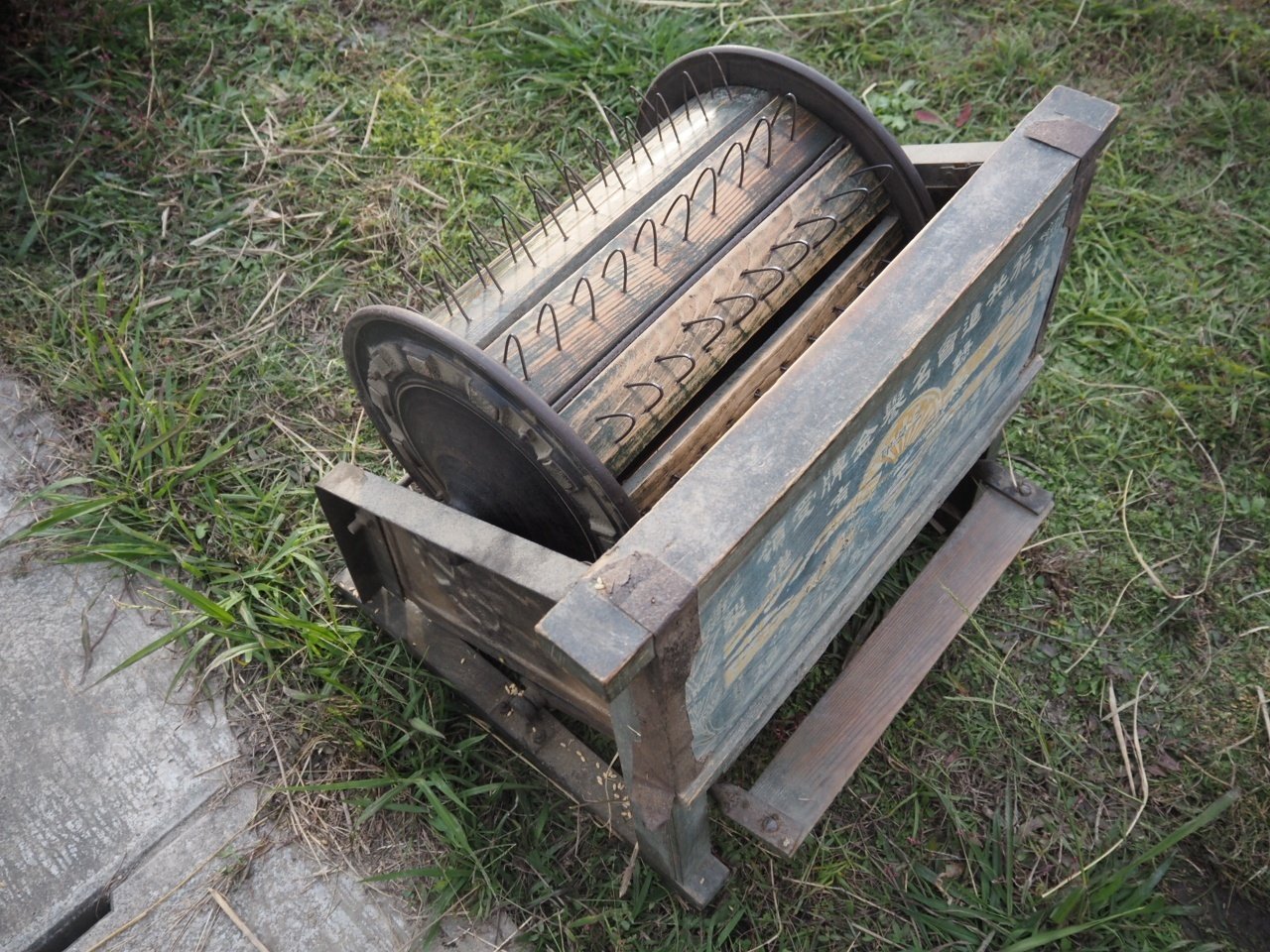 昔ながらの道具で脱穀作業｜原井けいこ