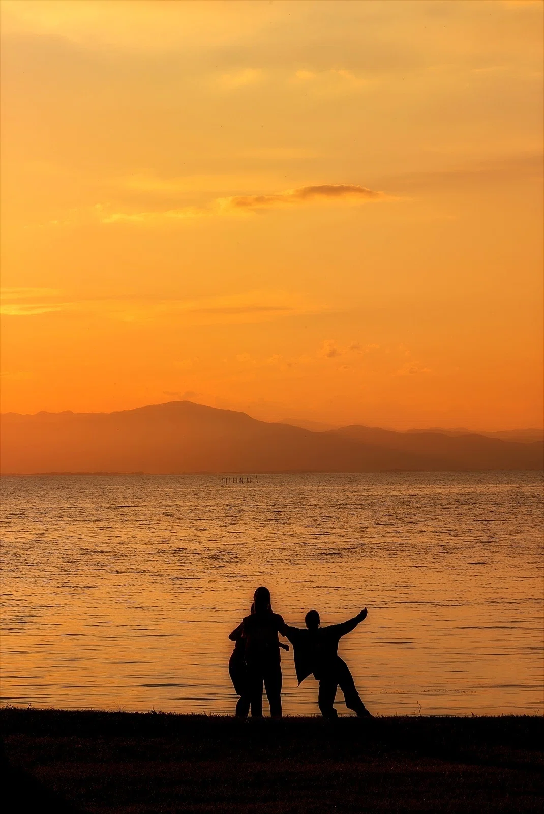 びわ湖の夕景 夕日でシルエット｜annon
