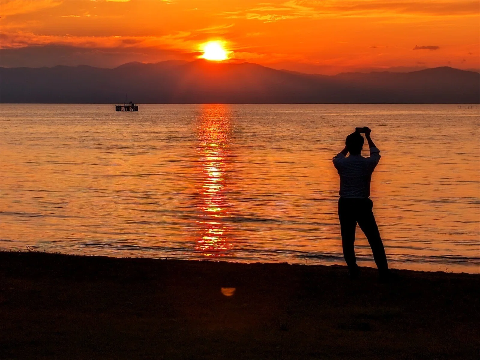 びわ湖の夕景 夕日でシルエット｜annon