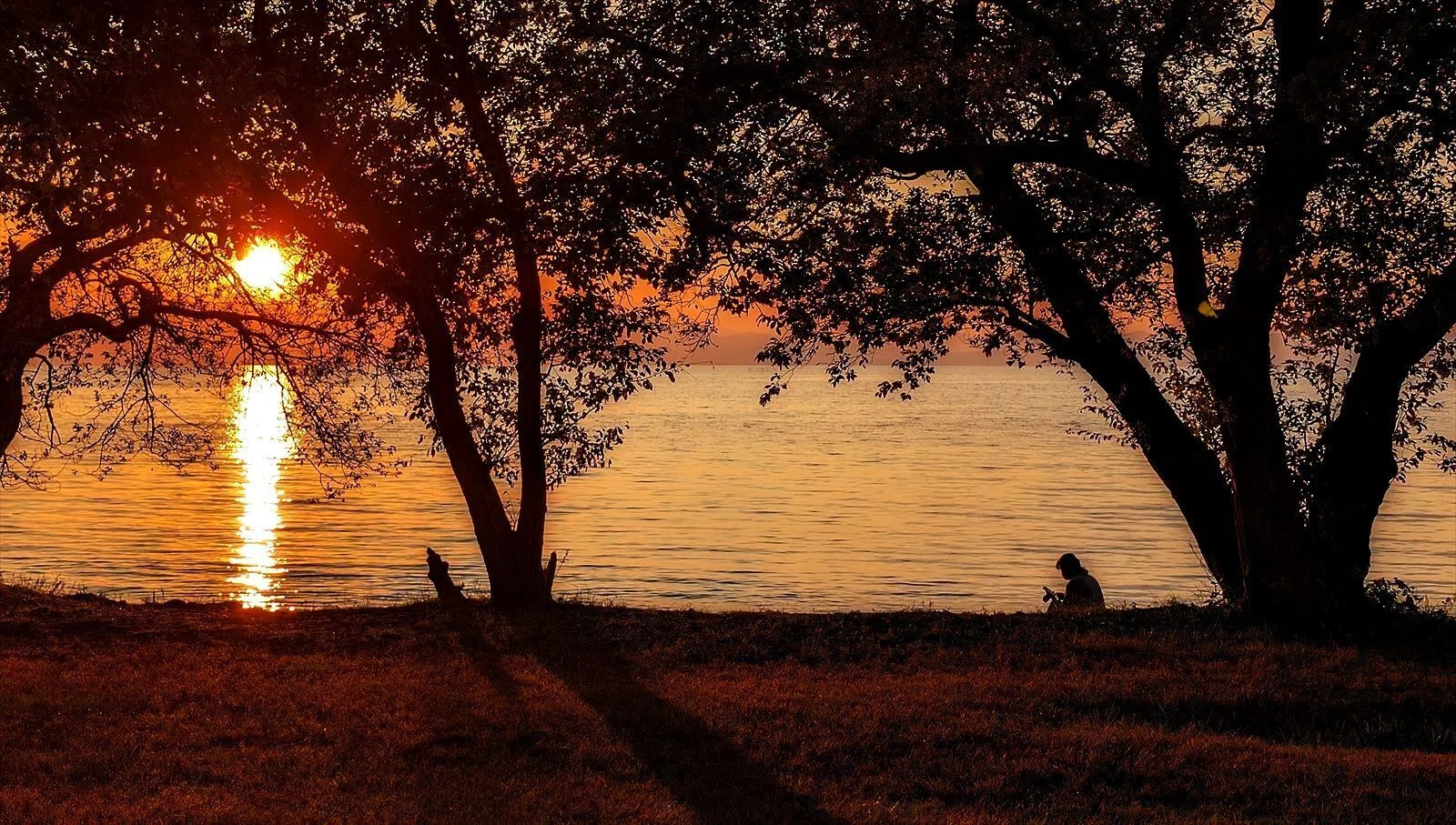 びわ湖の夕景 夕日でシルエット｜annon