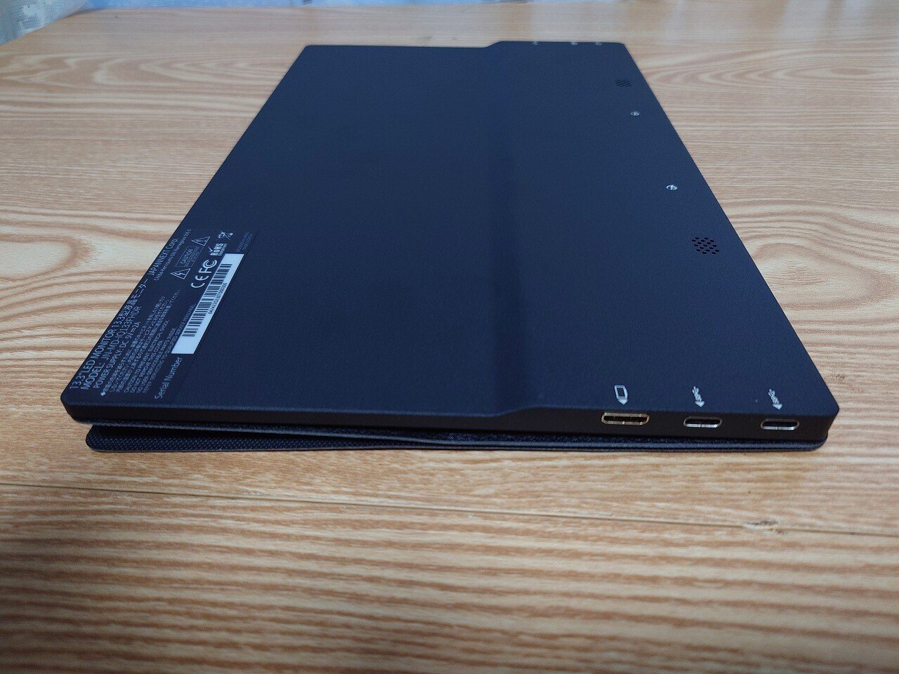 外出先でも本気モードで使えるモバイルディスプレイ：JAPANNEXT