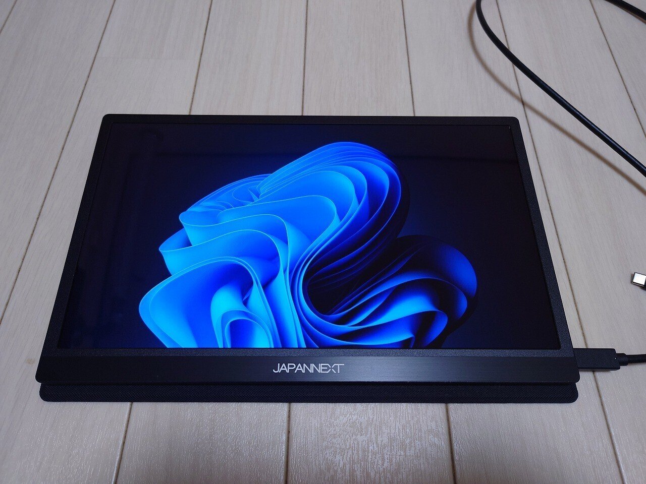 外出先でも本気モードで使えるモバイルディスプレイ:JAPANNEXT 外出先でも本気モードで使えるモバイルディスプレイ:JAPANNEXT