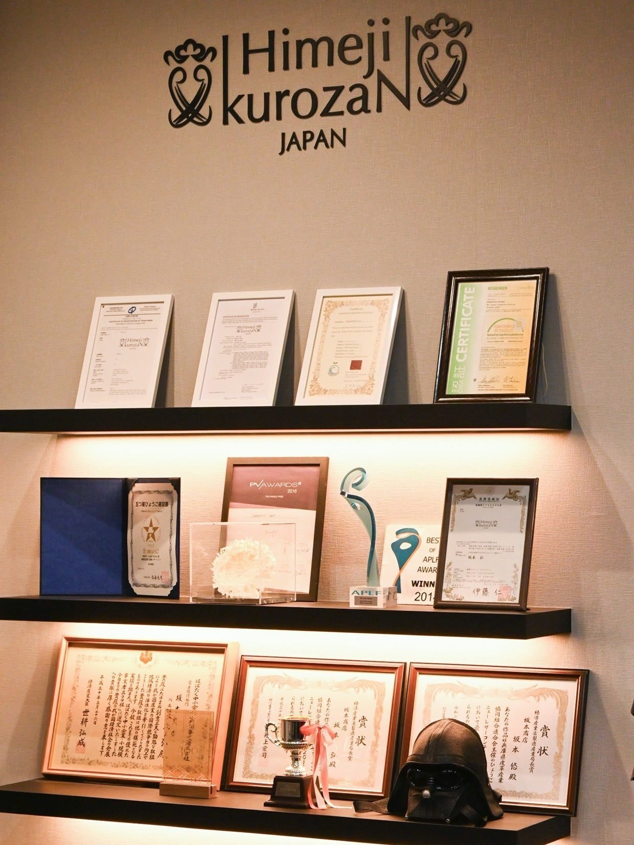 独創的な表情と漆の光沢 