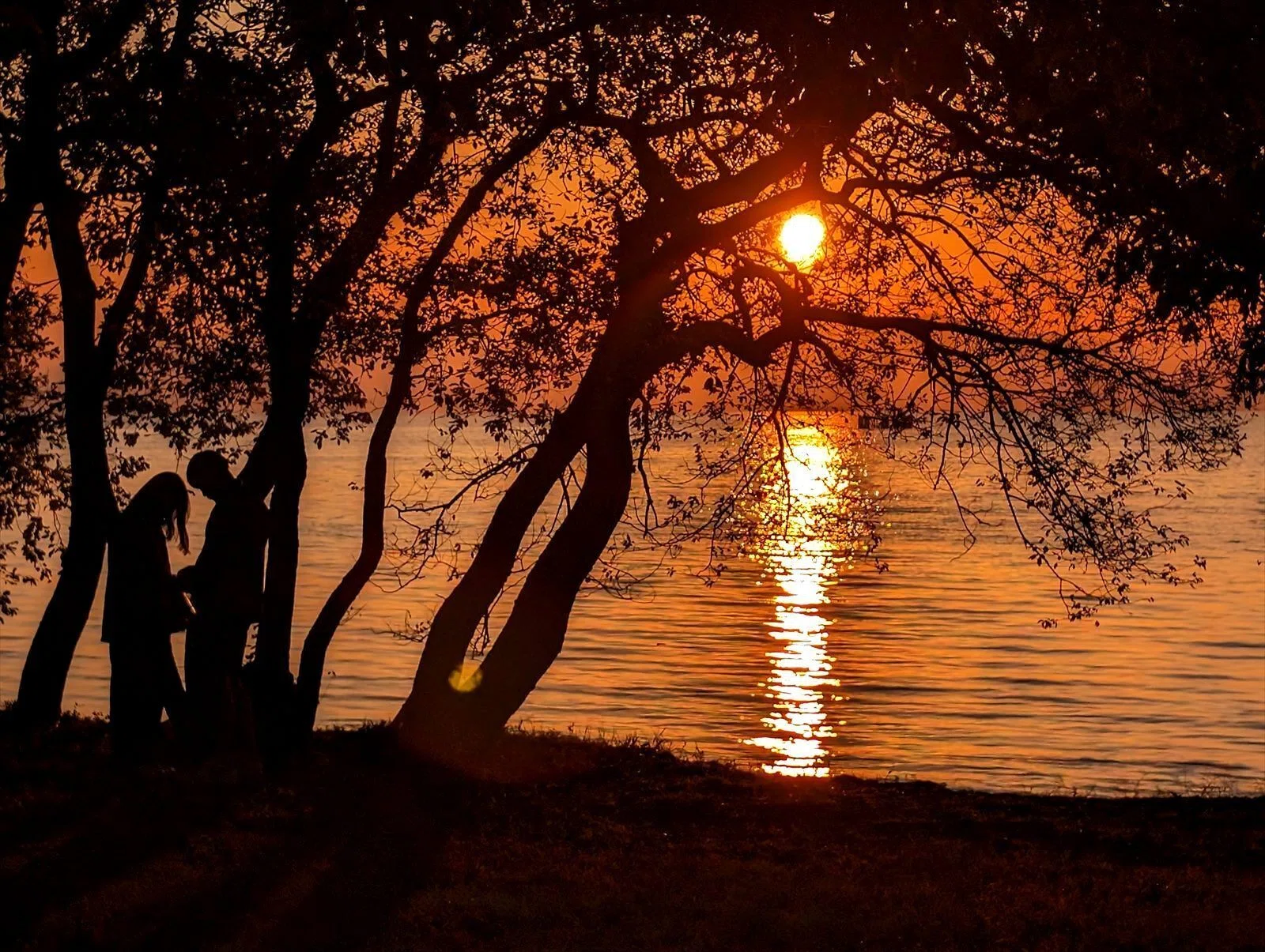 びわ湖の夕景 夕日でシルエット｜annon