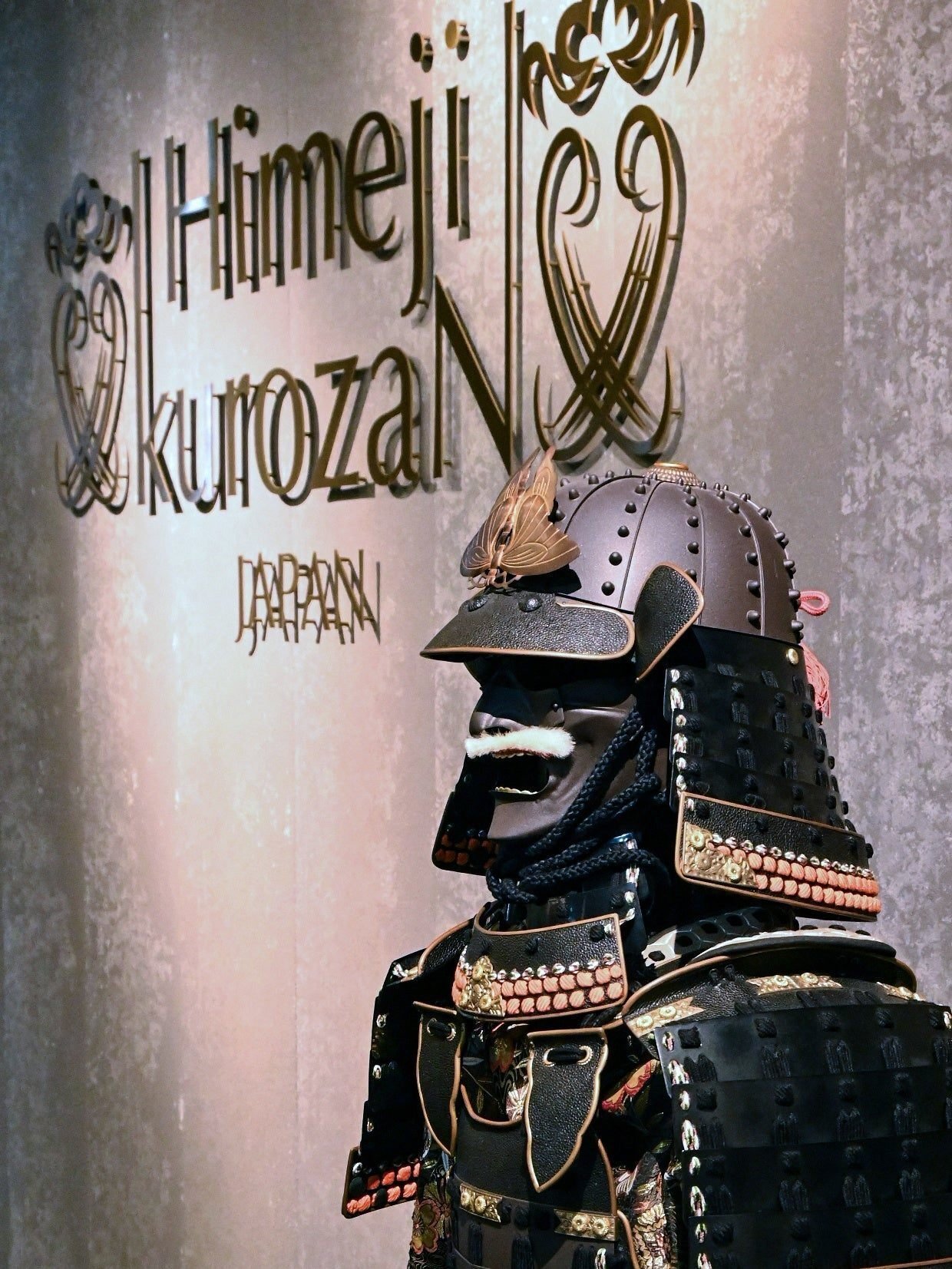 独創的な表情と漆の光沢 