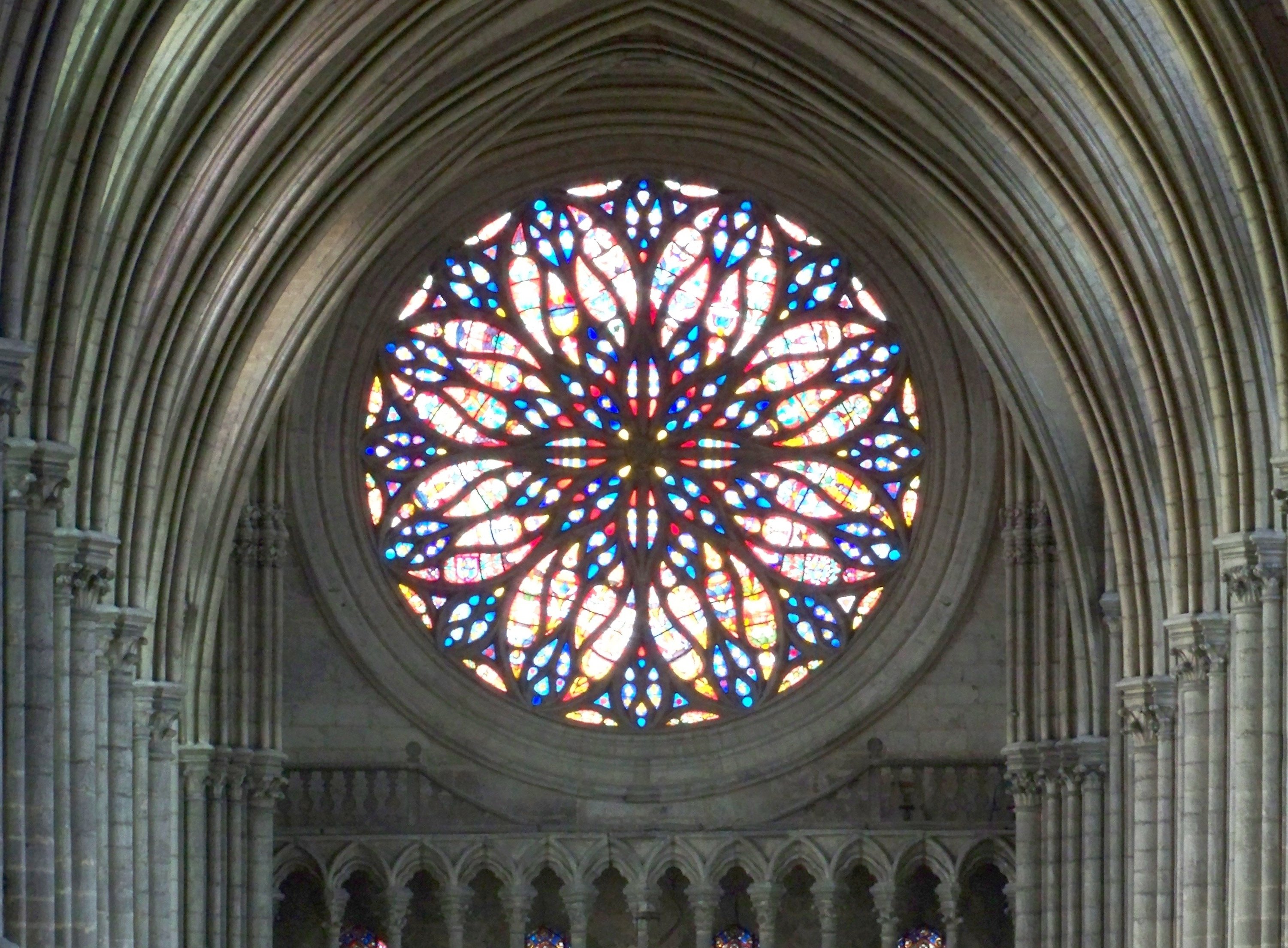 ゴシック様式】「光の聖書」であるステンドグラスの歴史と教会建築の