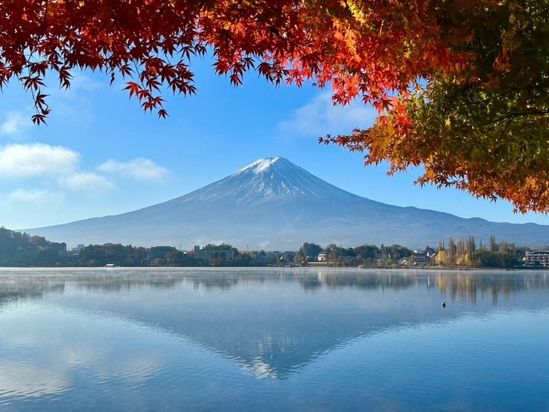 紅葉したもみじと富士山