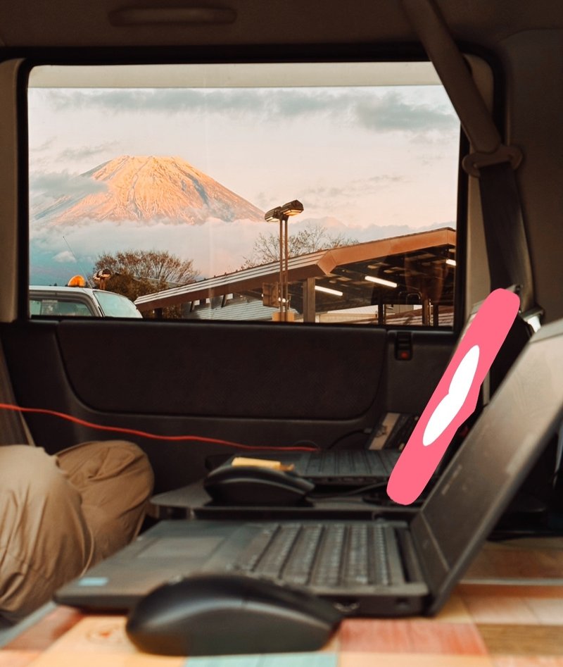 車の窓から富士山を見ながら仕事
