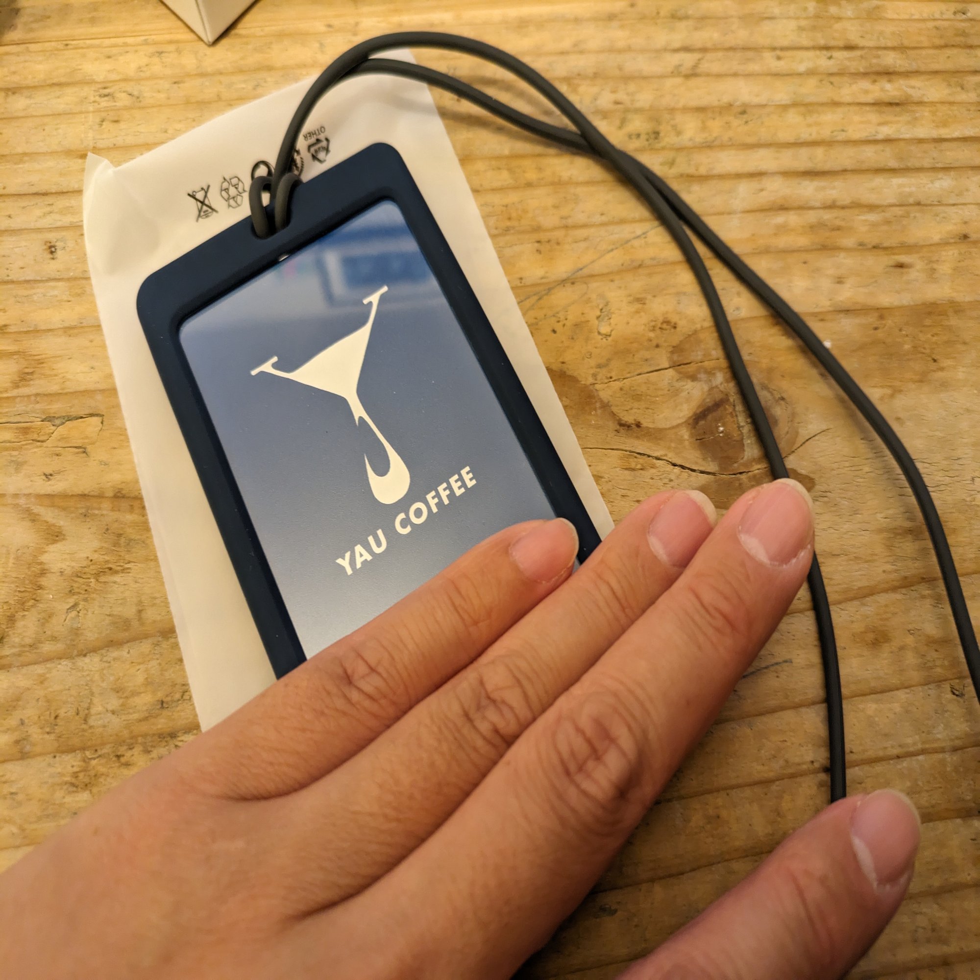 ブラック/ダークグレー 【elago】 ID4 パスケース 縦型 IDカードホルダー シリコン × ポリカーボネート ハード ケース ネックストラップ  付き [ 各種 クレジットカード サイズ/社員証 対応 ] ブラック/ダークグレー IDカードホルダー】elago ID4 パスケース 縦型 を購入  ...