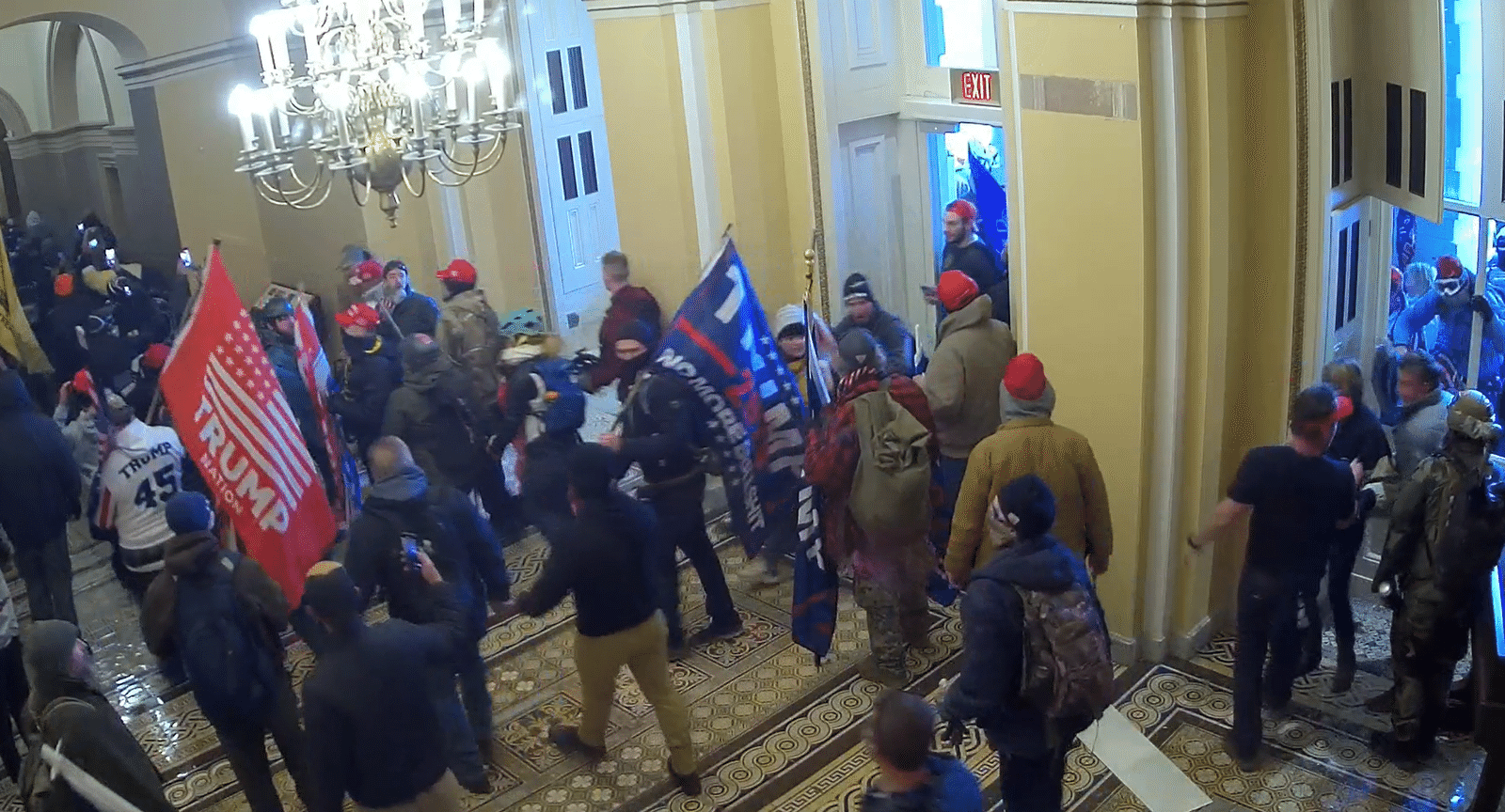 マイク・ジョンソン下院議長が1月6日の国会議事堂襲撃の管内録画ビデオの全てを公開しました。アメリカでは、国会議事堂の観光ツアーに参加したら逮捕