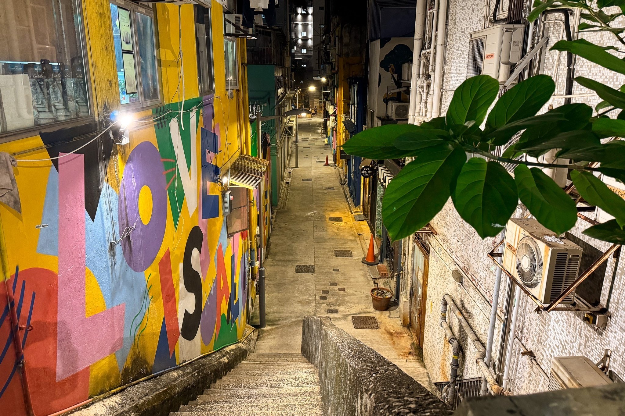 香港の街並み 油彩画 香港からの日帰りで大芬油画村と華強北路』深セン(中国)の旅行記