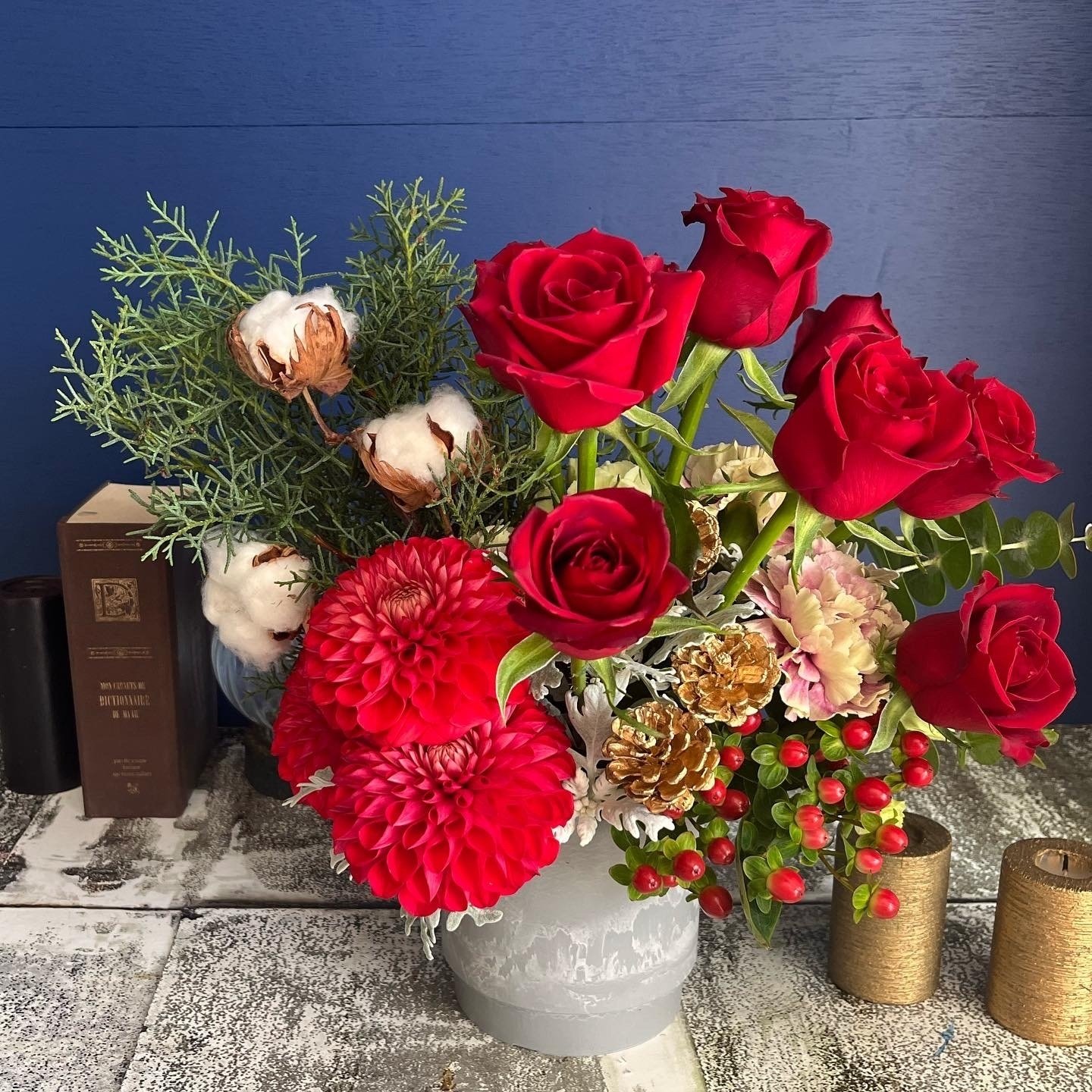 お祝い花にクリスマス風アレンジメント｜【公式】お花の窓口 note編集部