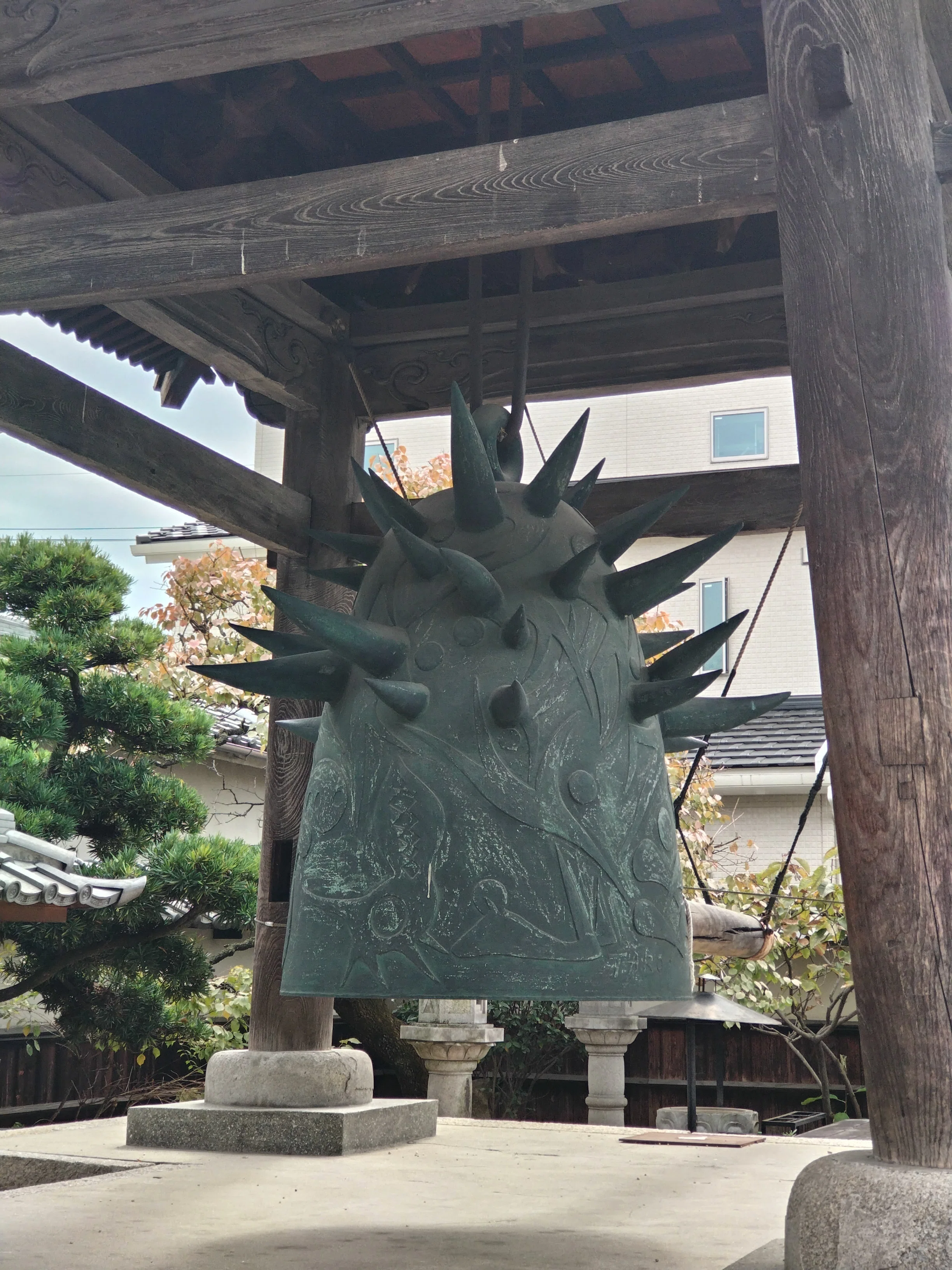 岡本太郎がつくった「歓喜の鐘」に描かれる妖怪！？名古屋百鬼夜行【尼
