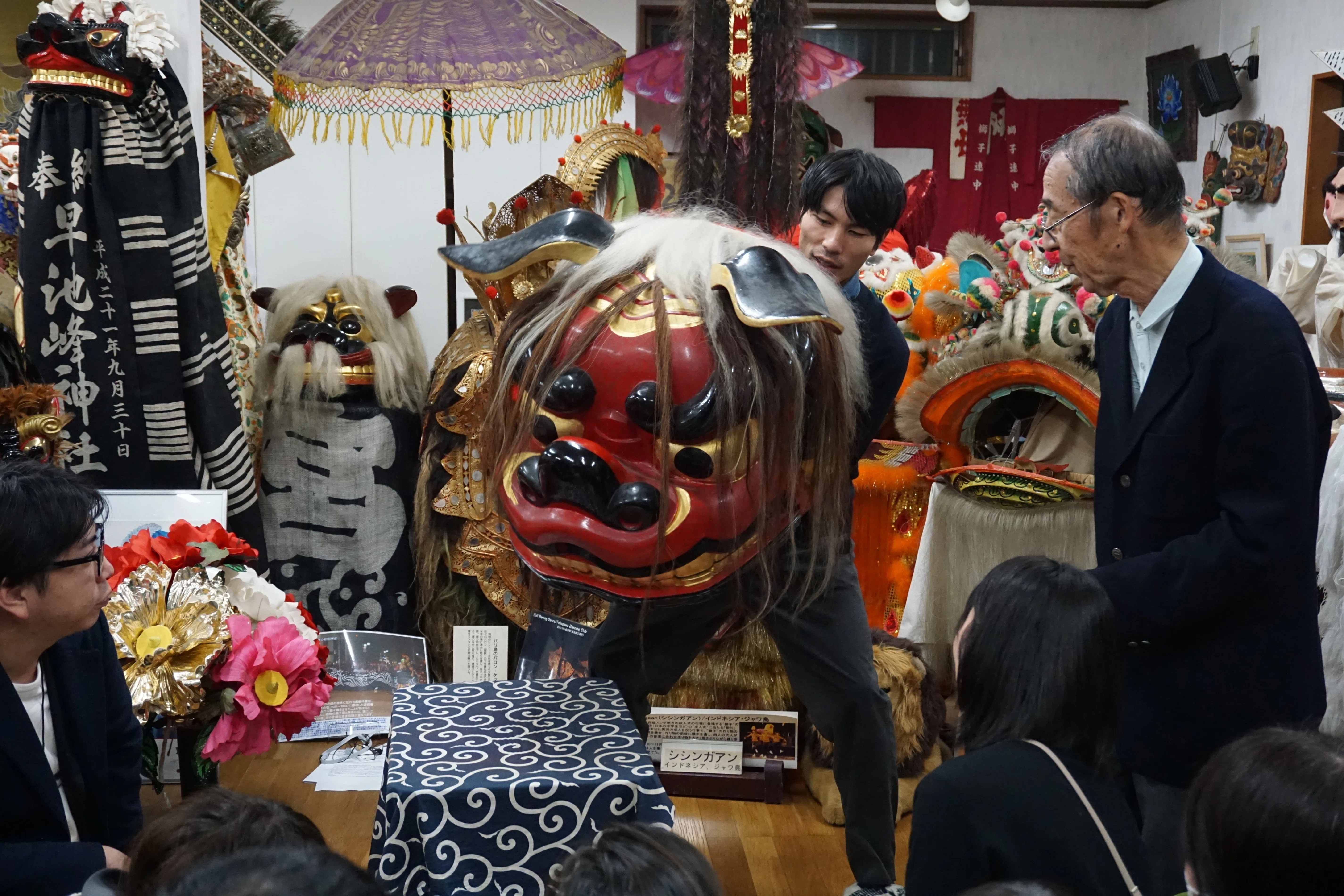 獅子舞体験ツアー、私設博物館にて16kgの獅子頭を持って踊る貴重な体験
