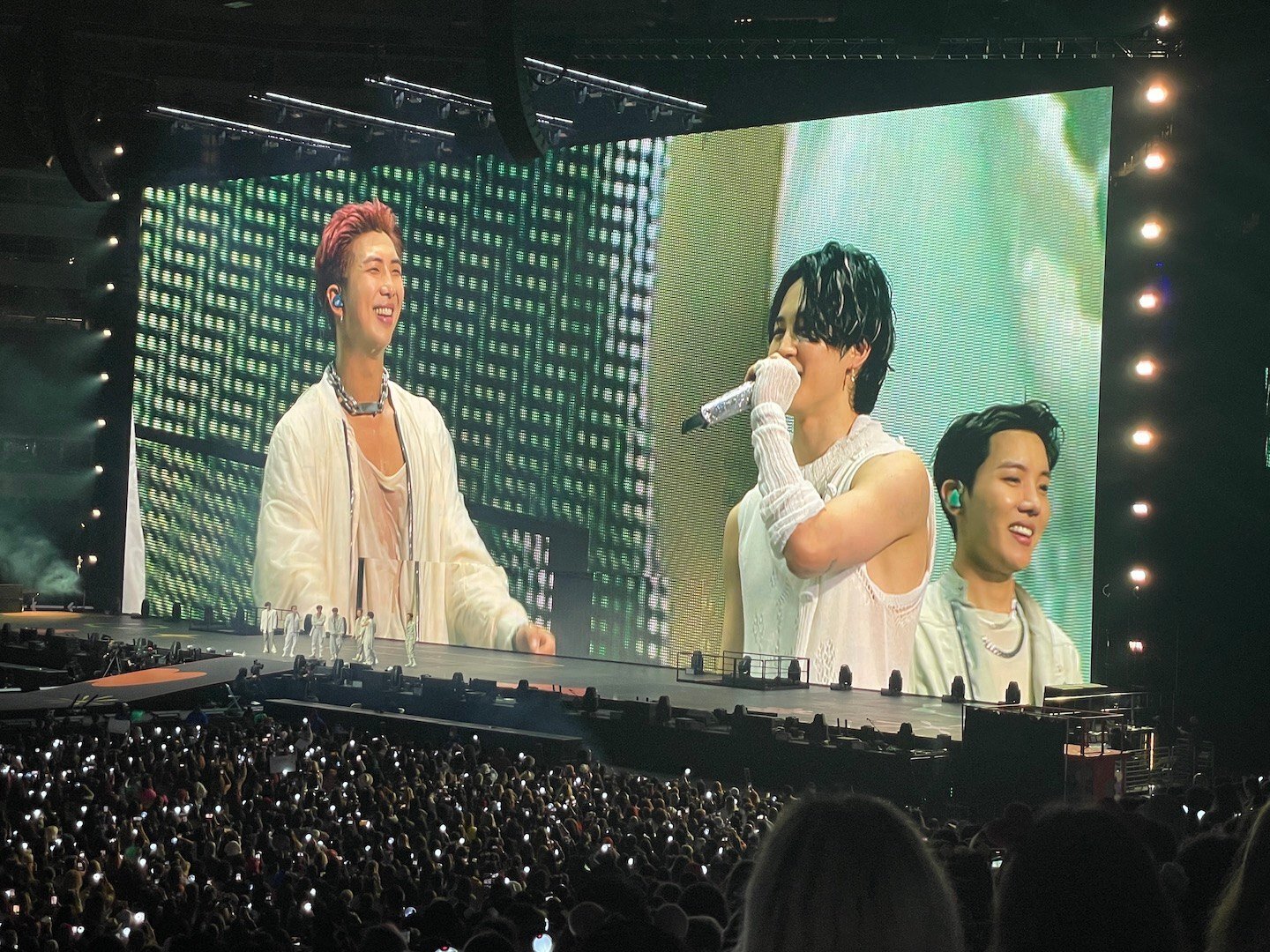 タイムズスクエアで、ジョングクのライブを見たら、なんと肉眼で顔が