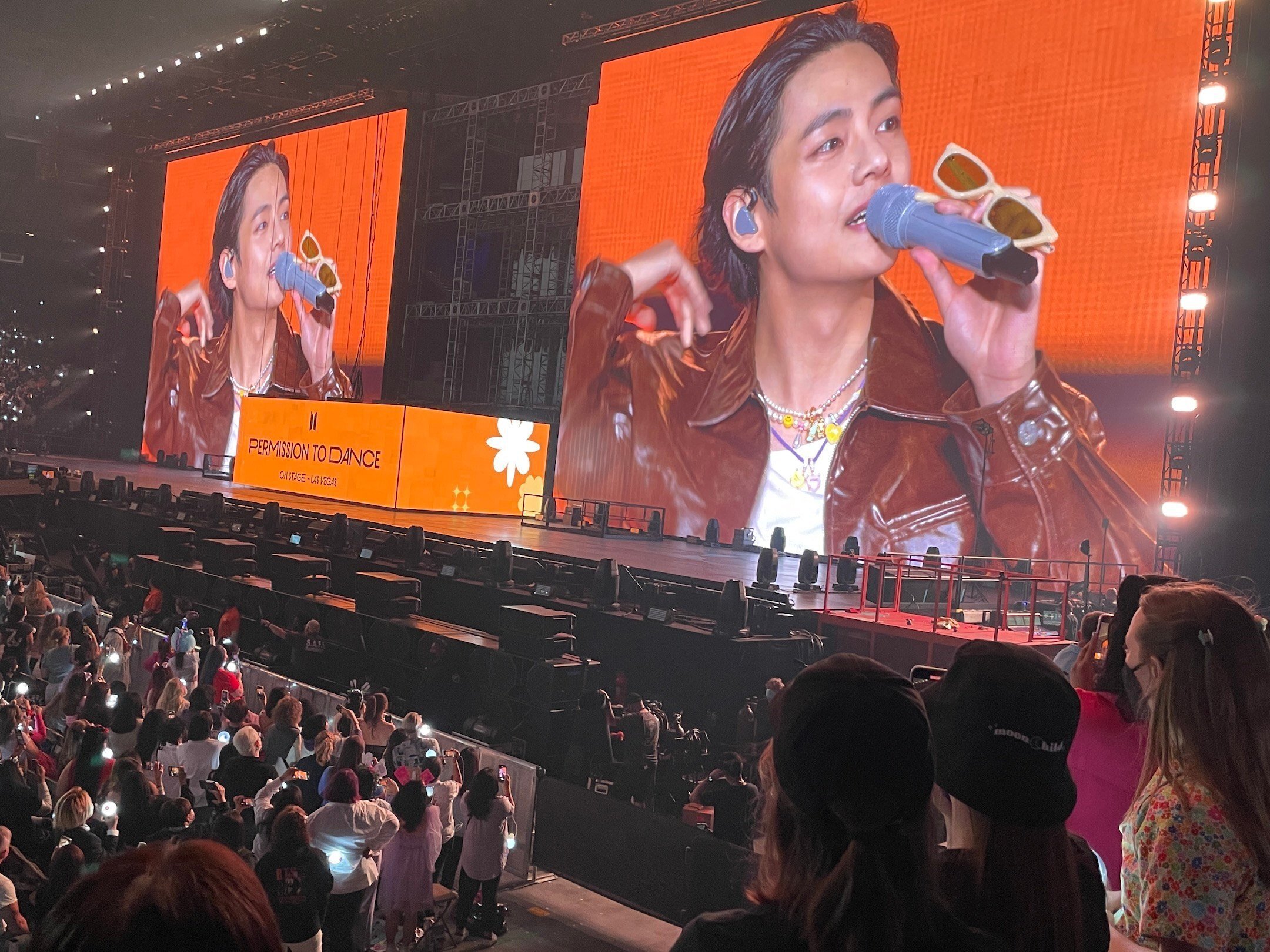 タイムズスクエアで、ジョングクのライブを見たら、なんと肉眼で顔が