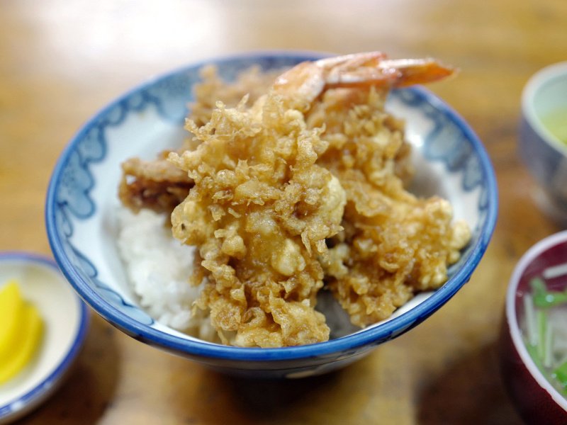 八ツ手屋の「中」。なつかしい天丼｜サカキシンイチロウ