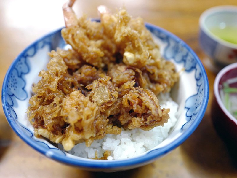 八ツ手屋の「中」。なつかしい天丼｜サカキシンイチロウ