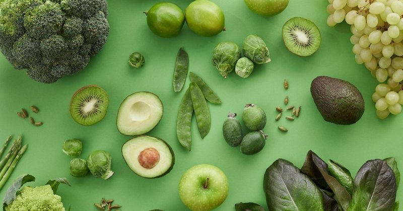緑背景に置かれた野菜と果物