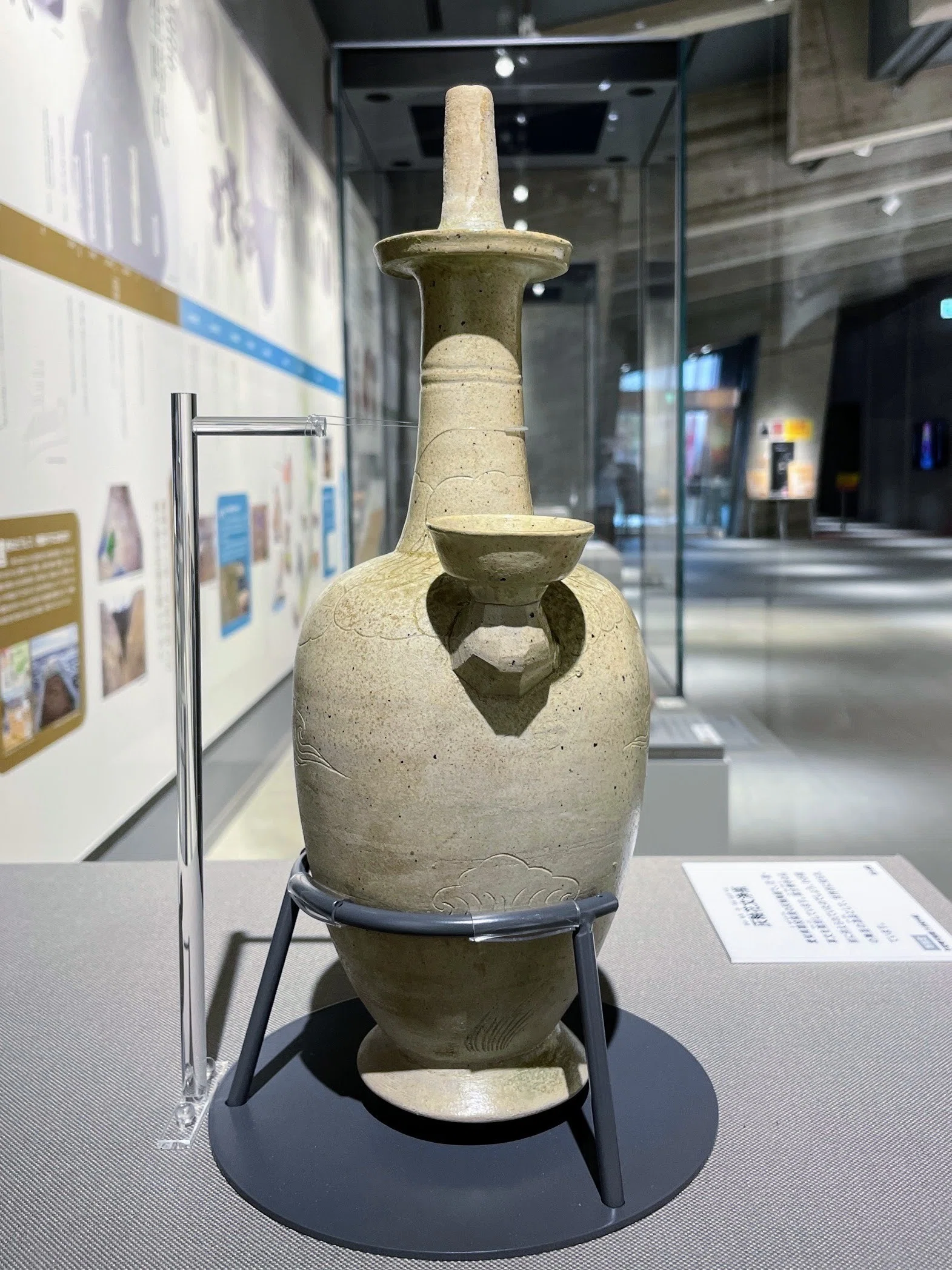 時代年代物 白肌 砂肌 平宝珠形 平丸形 鉄瓶 唐銅蓋クチナシ摘 提手に虫食い 市原歴史博物館の至宝：2｜美術館とお寺と猫