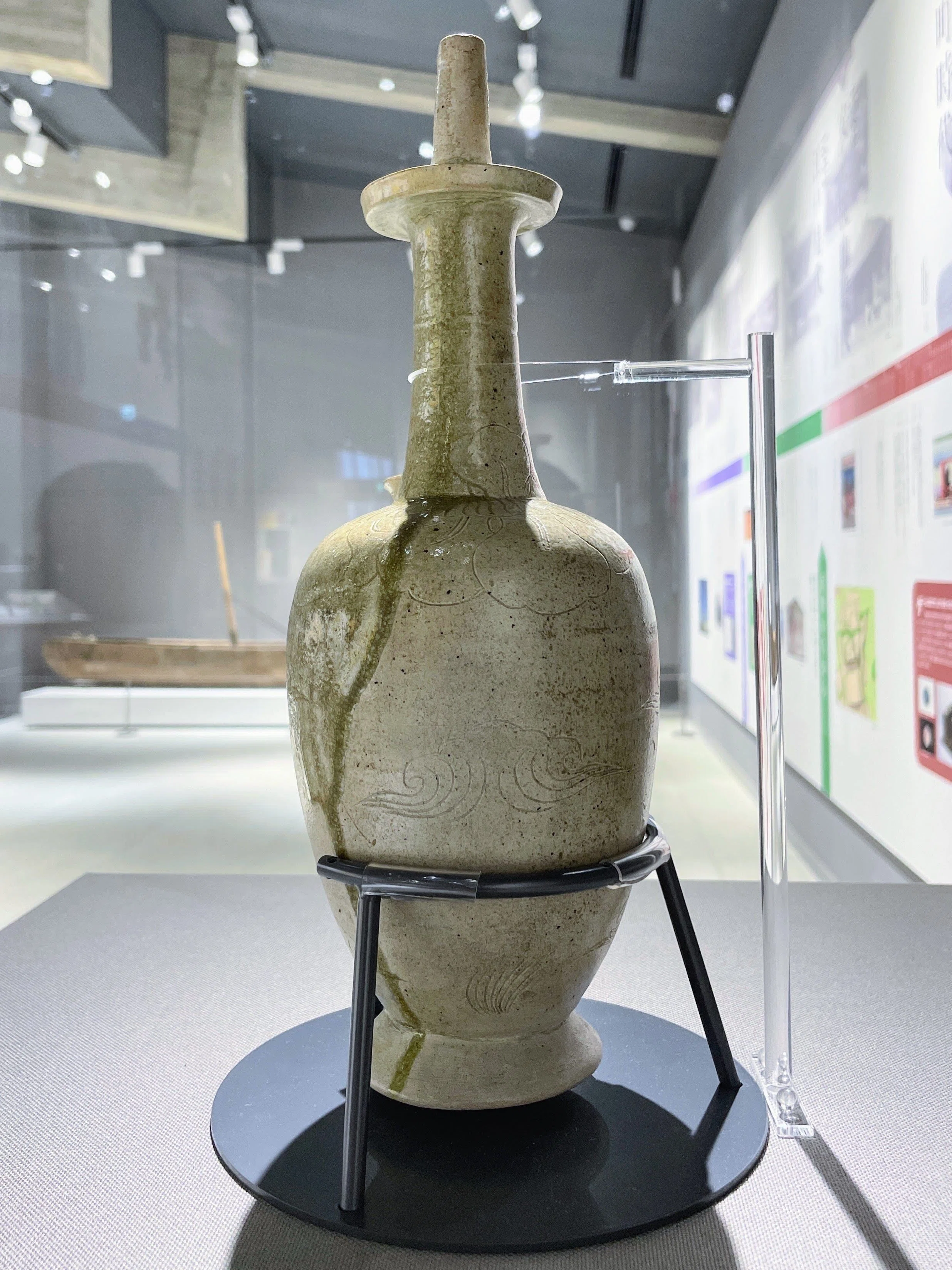 時代年代物 白肌 砂肌 平宝珠形 平丸形 鉄瓶 唐銅蓋クチナシ摘 提手に虫食い 市原歴史博物館の至宝：2｜美術館とお寺と猫