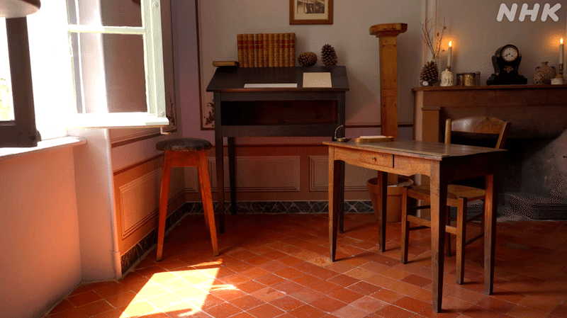 ひとり用のこぢんまりとした木の机といすが、部屋のなかに置いてある写真