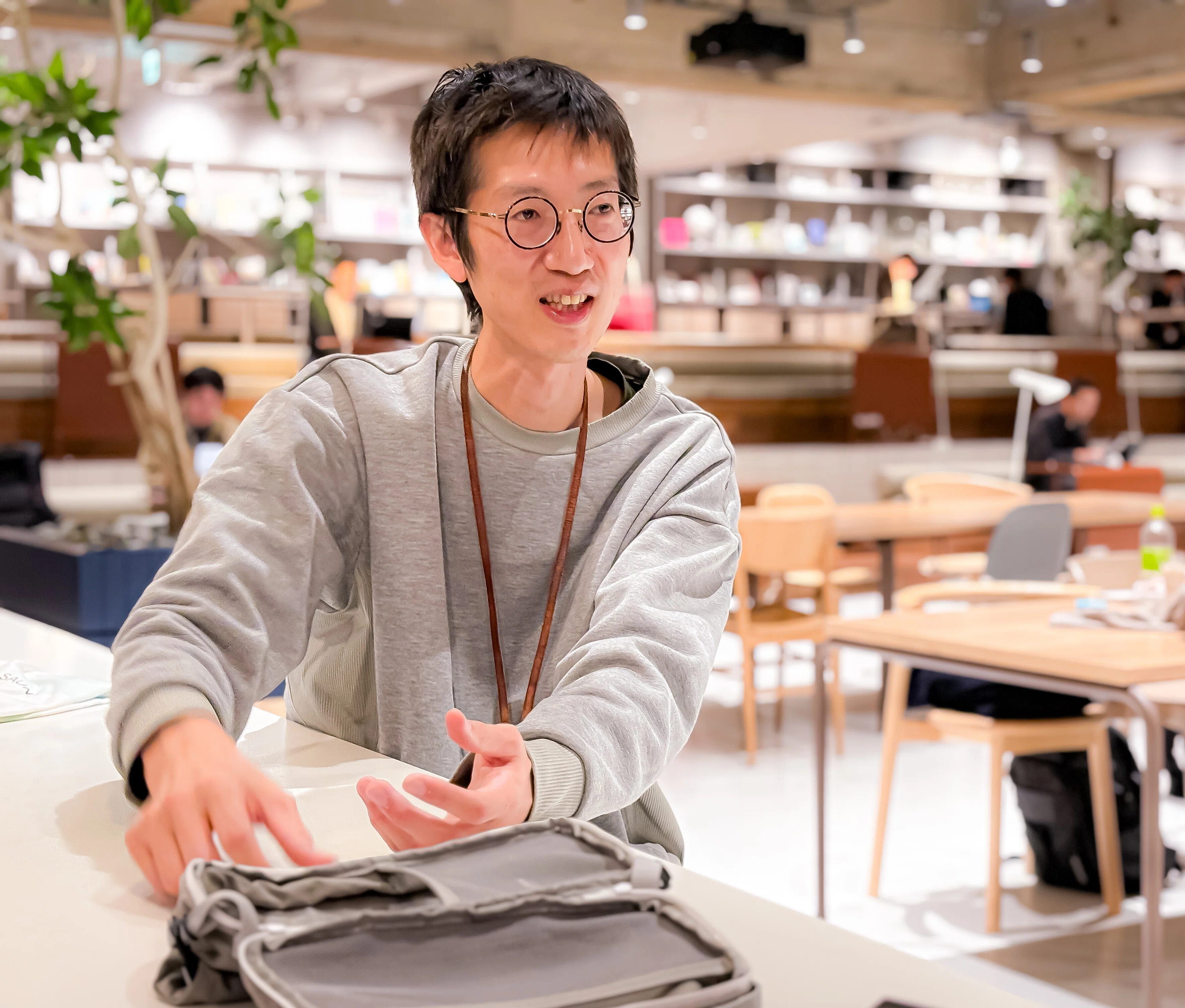 サウナ好きの「あったらいいな」を詰め込んだ、コクヨのサウナポーチを