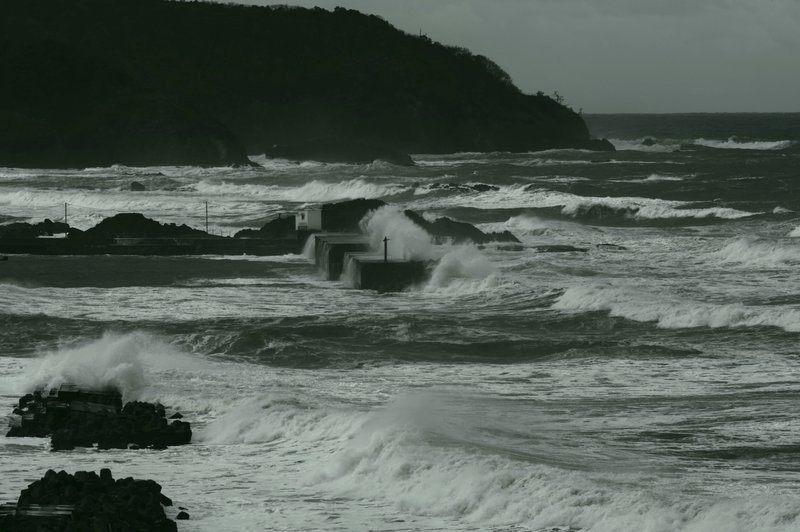 日本海に荒波が押し寄せる。風が強すぎて、カメラのレンズがブルブルと（笑）