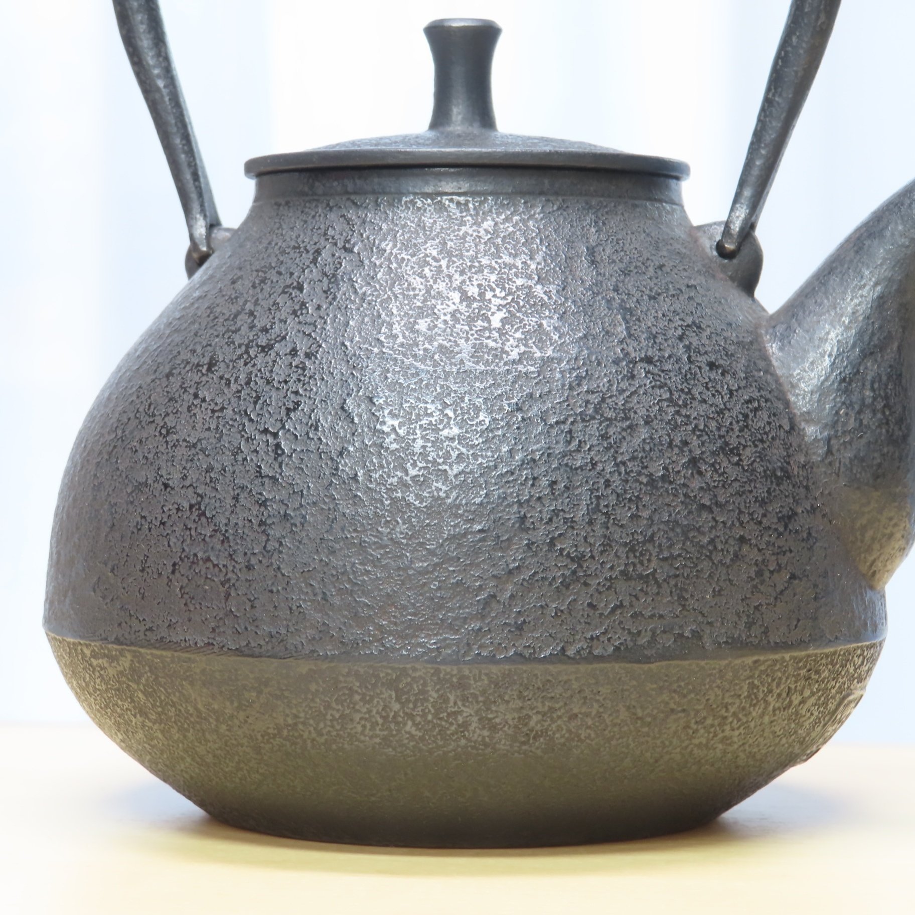 紅蓮堂・葛巻元さん作の新しい鉄瓶です｜南部鉄器の専門店