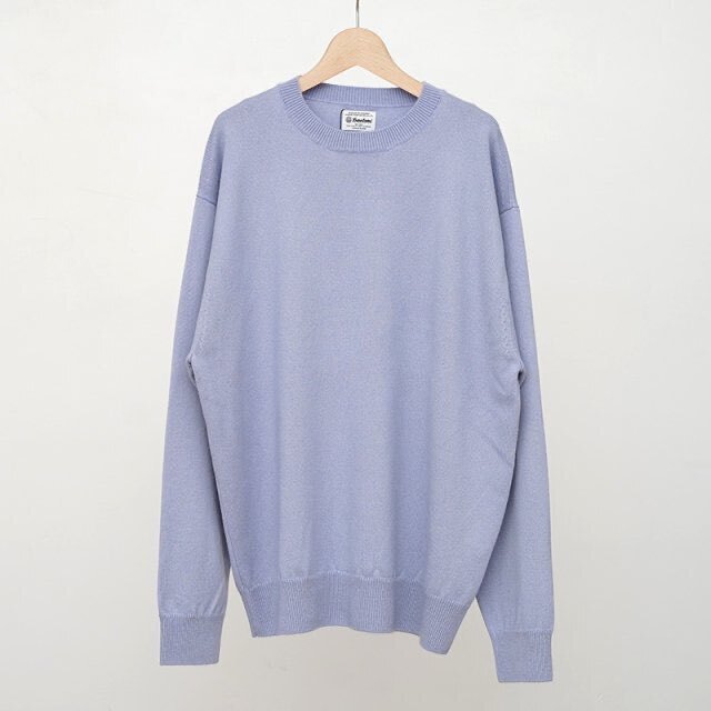 着ていく毎に自分の身体に馴染んでいくニット。カシミヤ100%の極上着