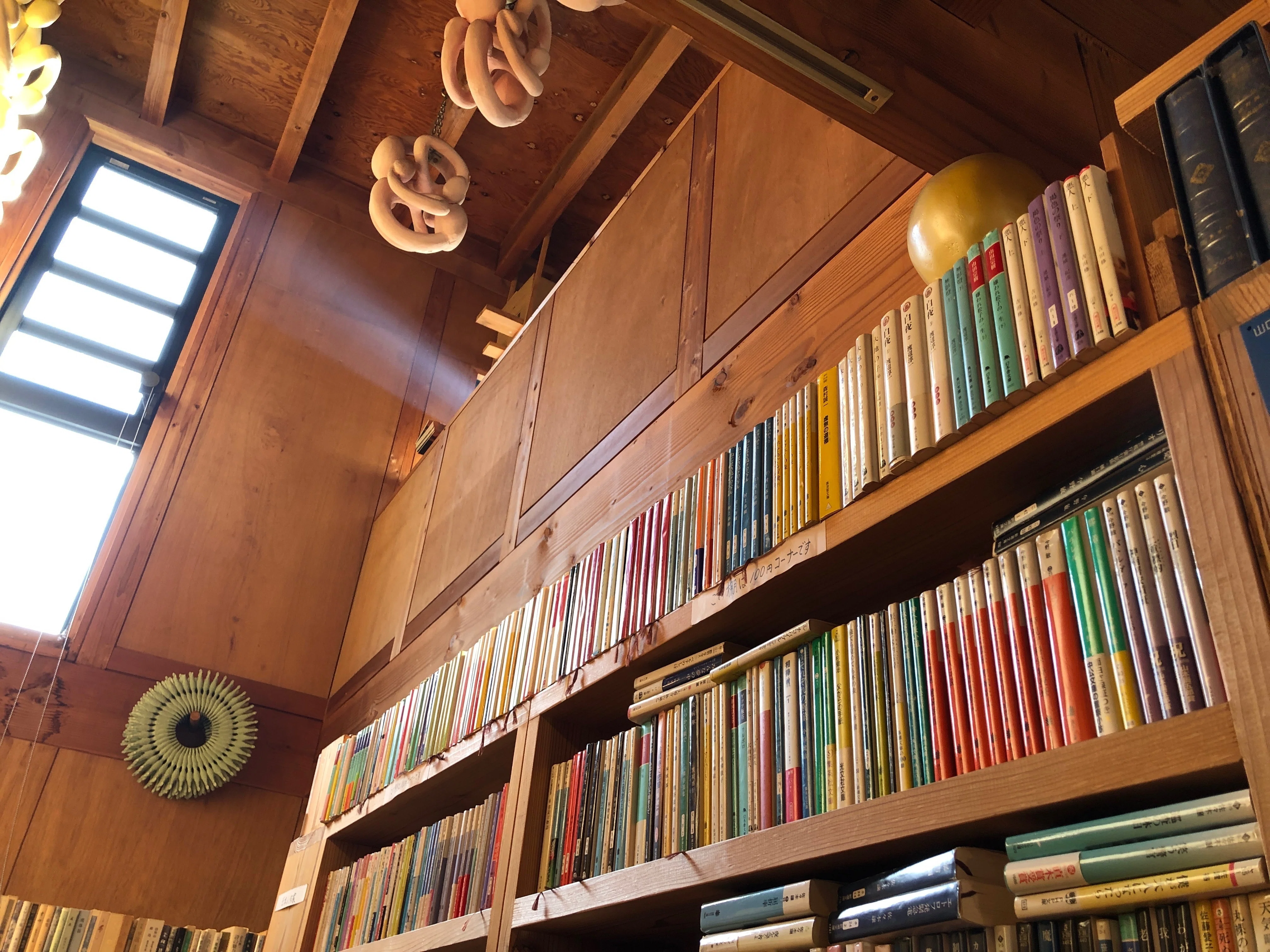古本と彫刻と木の香りと 。 北の本屋さん｜chii 周南市を書く。市民