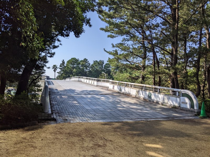 千葉県千葉市美浜区の海浜大通りに架かる人道橋。　JR海浜幕張駅周辺の緑豊かな公園地帯から海沿いのスポーツエリアへ移動するための橋。