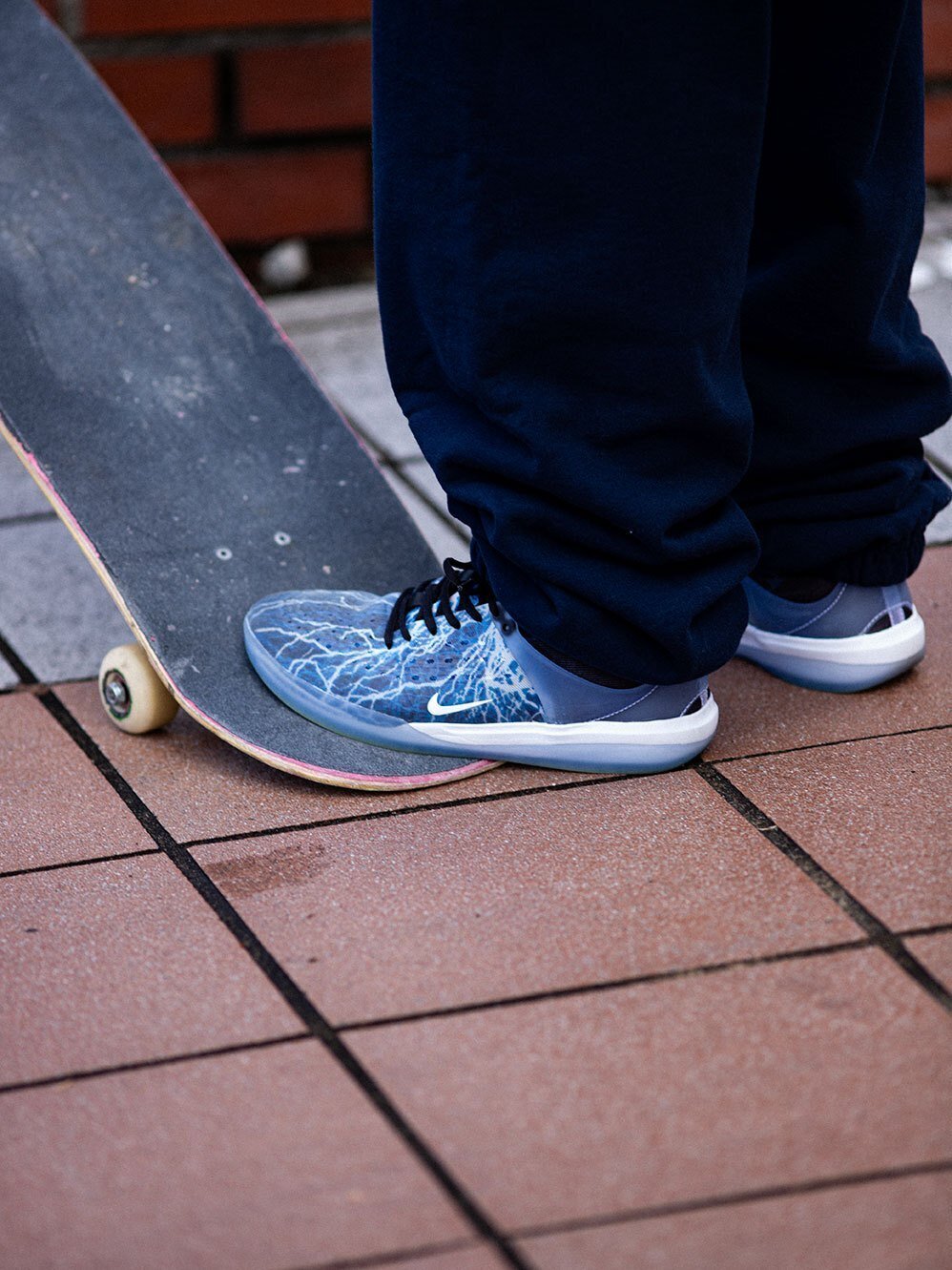 紺ブレと稲妻柄のNIKE SB NYJAH3とスケーターだったら着崩したいという