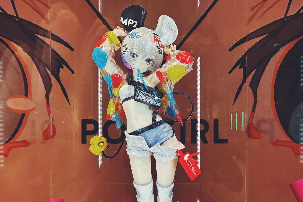 Mika Pikazoの個展「ILY GIRL」の展示フィギュア #5961｜稲垣純也