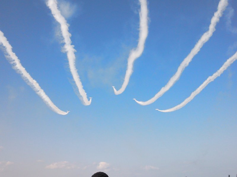 はい！毎週日曜夕方恒例の、写真からめっちゃパワーもらう！のお時間です。今日は、福岡県の築城基地航空祭の日でしたので、この一枚を・・・。いや今日は行けなかったので、十年前のモノを・・・。今日は見事な晴天。行きたかったなぁ・・・こんな写真撮りたかったなぁ・・・でも多かっただろうなぁ・・・。まあ、明日からも、ぼちぼちと・・・(^^;)