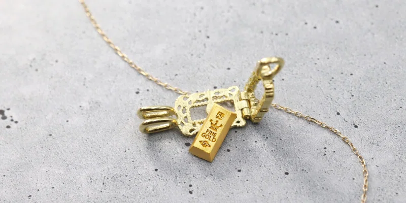 王冠】のモチーフのBABYGOLDは、7種類の地金が特徴的。12月スタート