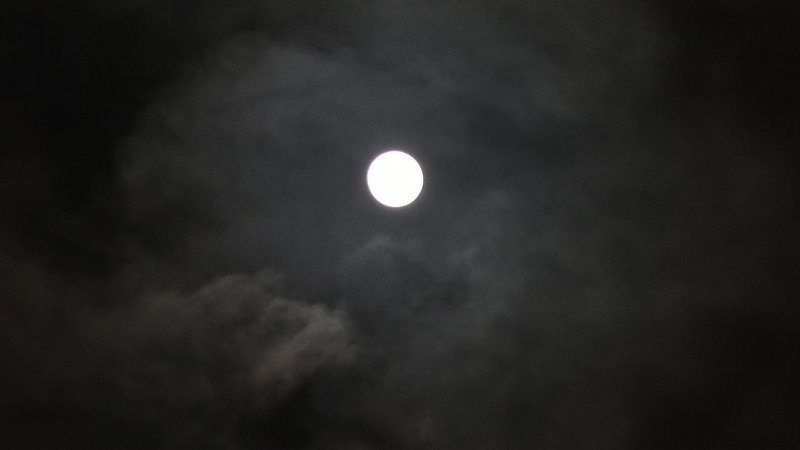 雲の隙間の月あかりと満月