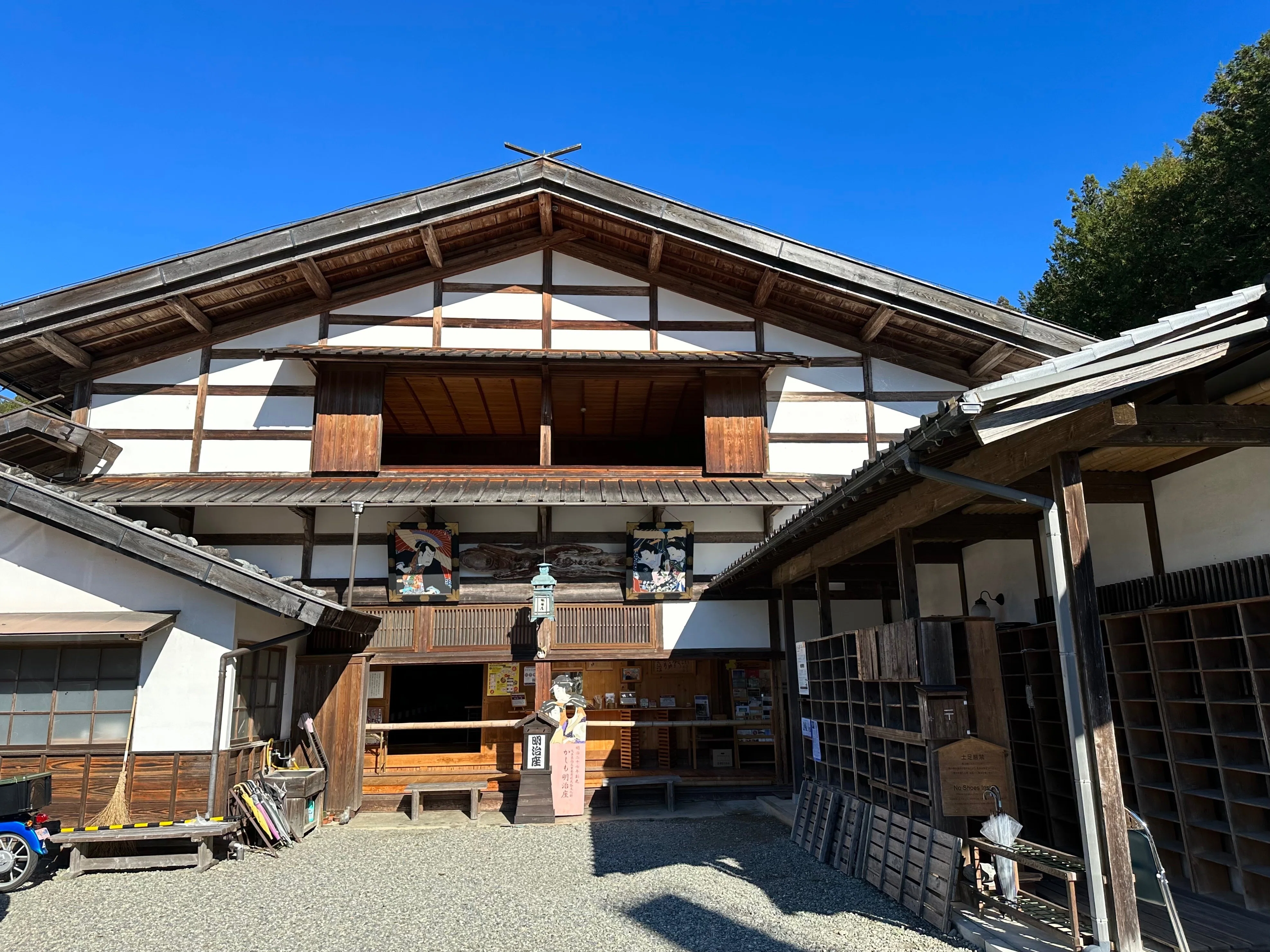 こんな山の中に、明治時代から続く芝居小屋が！ 岐阜県中津川市の豊か