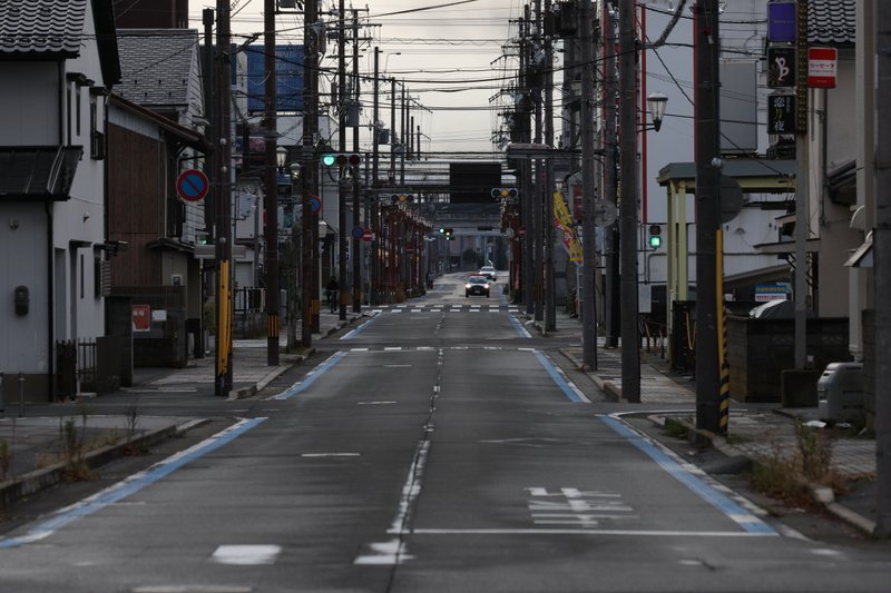 東舞鶴の町は、東西の通りが戦艦の名前、南北の通りが西から一条から名前が付いてます。早朝の七条通りは人影がありません。パトカーが平和な朝を巡回中です。