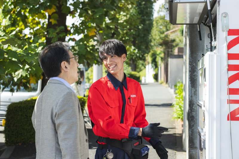 キリンの自販機とお客さん